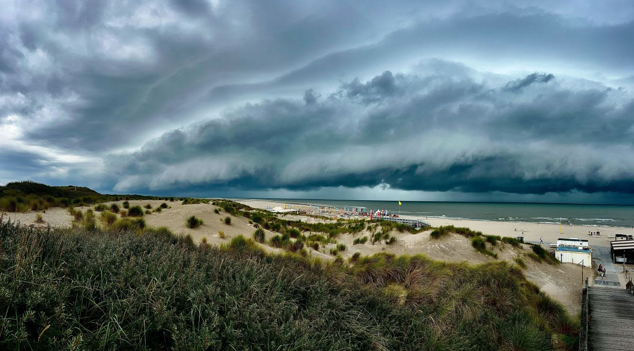 Indrukwekkende buienlijn bij Kijkduin. Foto: Arjan Willemse.