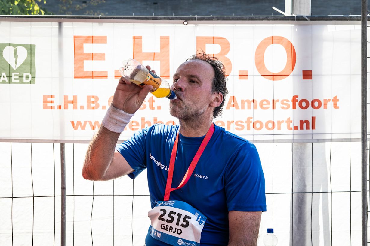 Deelnemers verkoelen zich tijdens de halve marathon van Amersfoort. Foto: ANP/DINGENA MOL