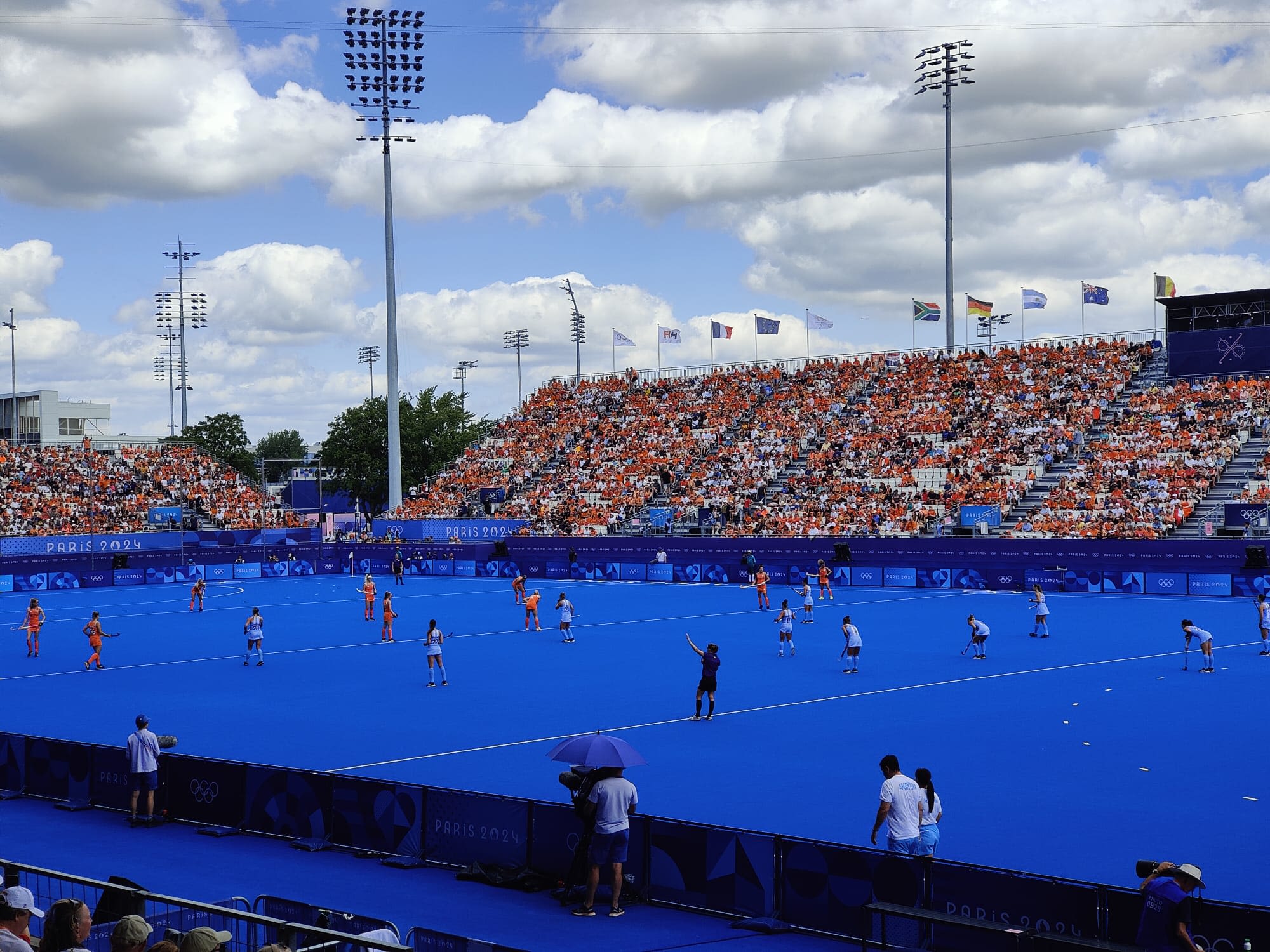 Warm zomerweer in Parijs tijdens de halve finale van de hockeyvrouwen. Foto: Michiel Severin