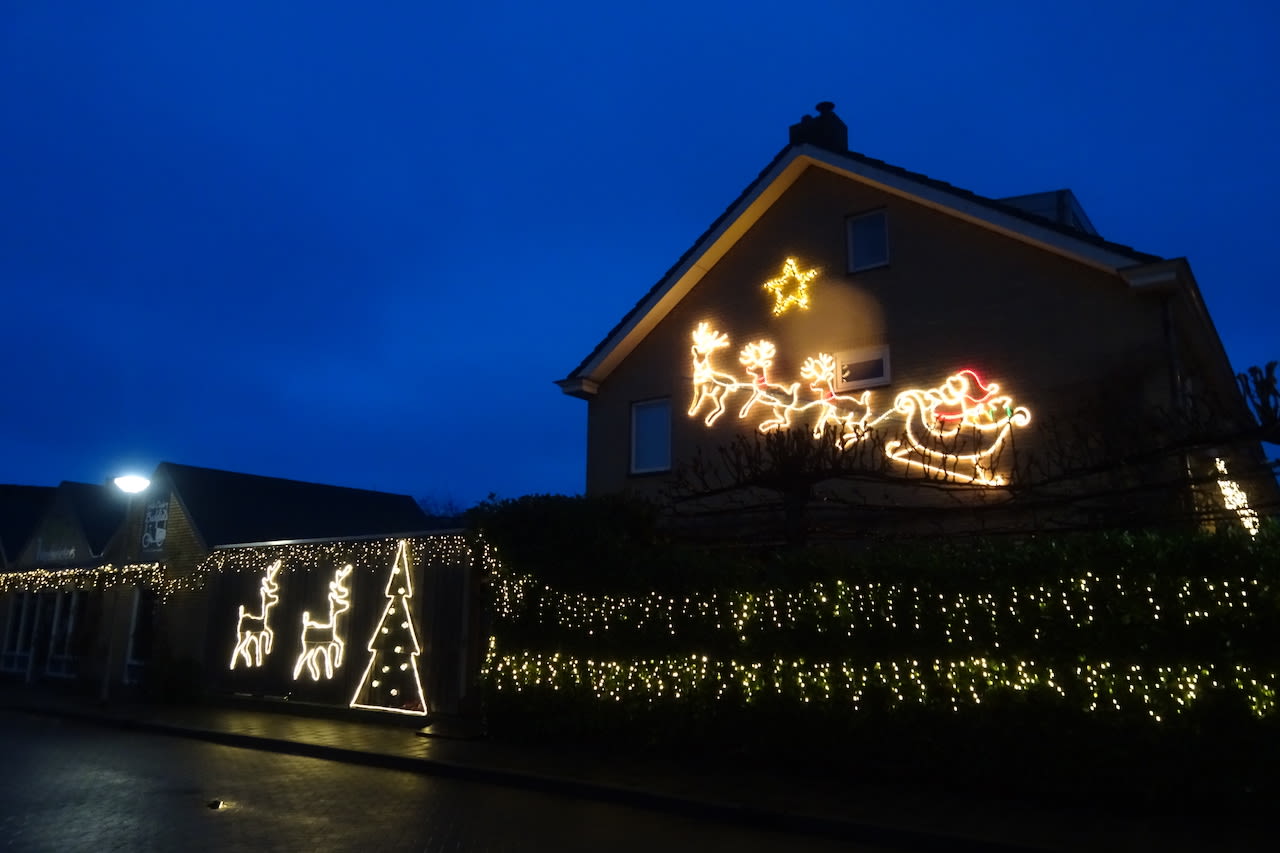 In deze donkere periode geeft kerstverlichting wat sfeer. Foto: Gerard van Vugt