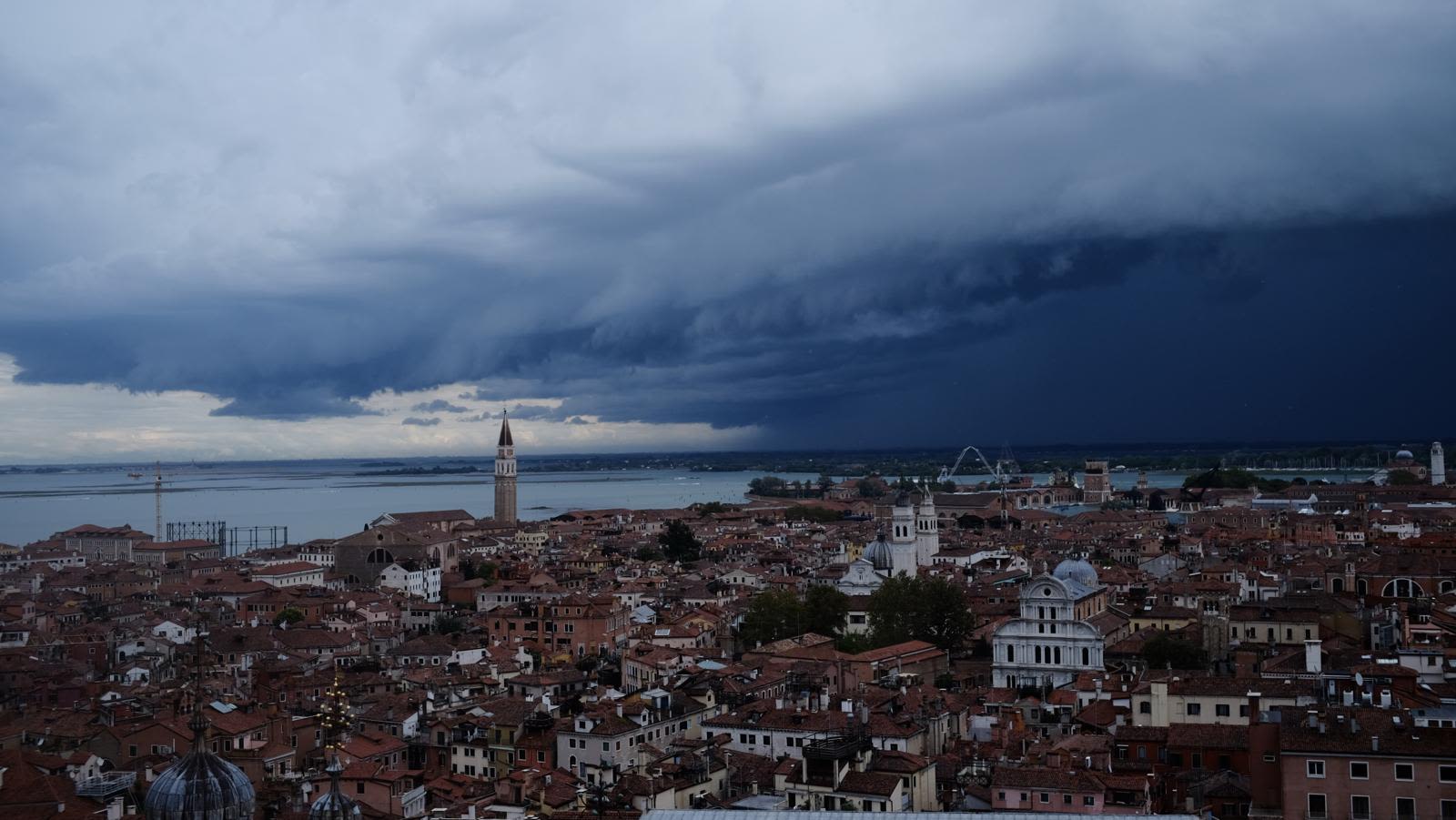 Bij een studie-excursie in Venetië trok er een onweersbui over de stad