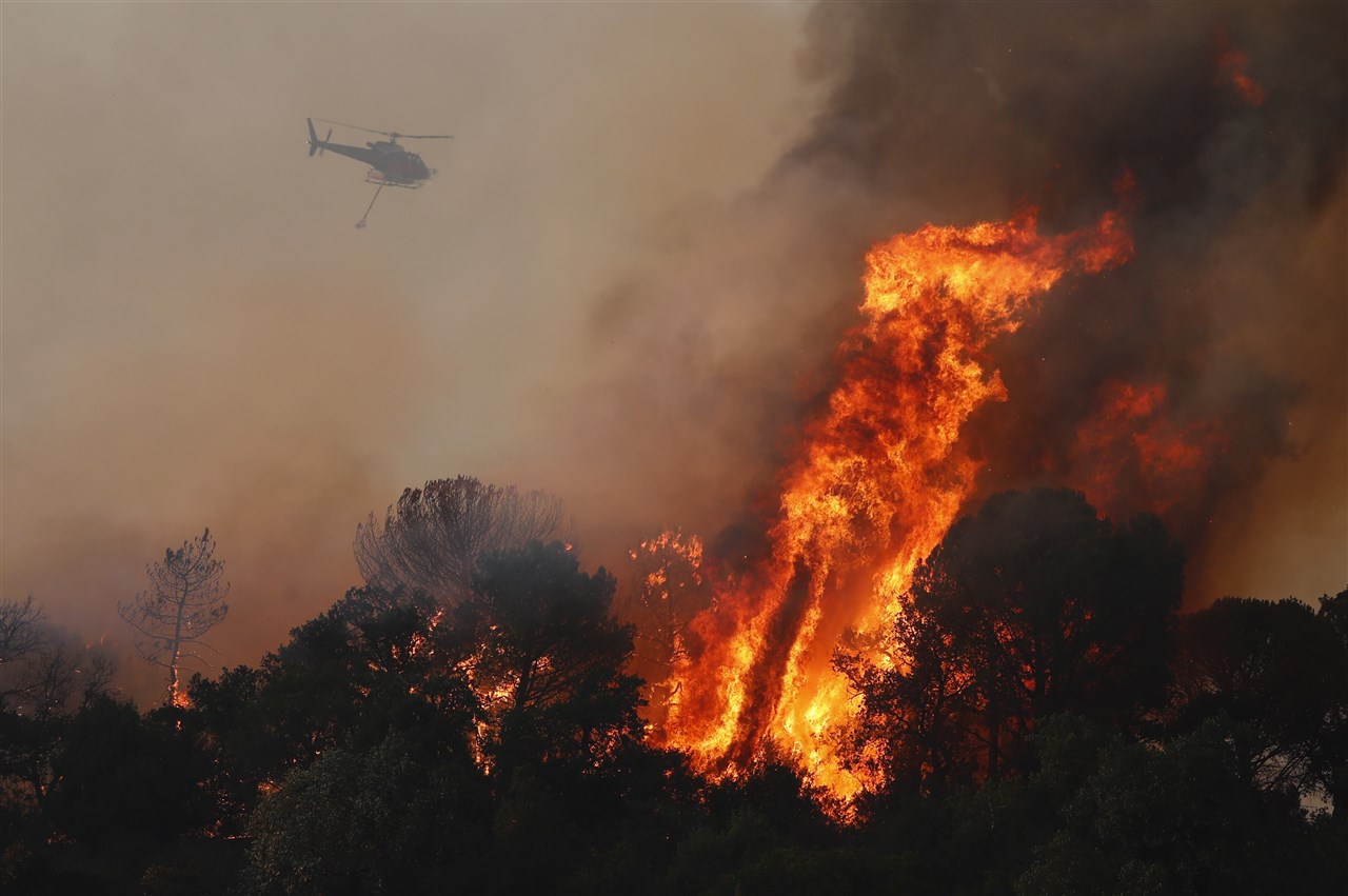 Blushelikopter bij bosbrand in Frankrijk. Foto: ANP EPA/GUILLAUME HORCAJUELO