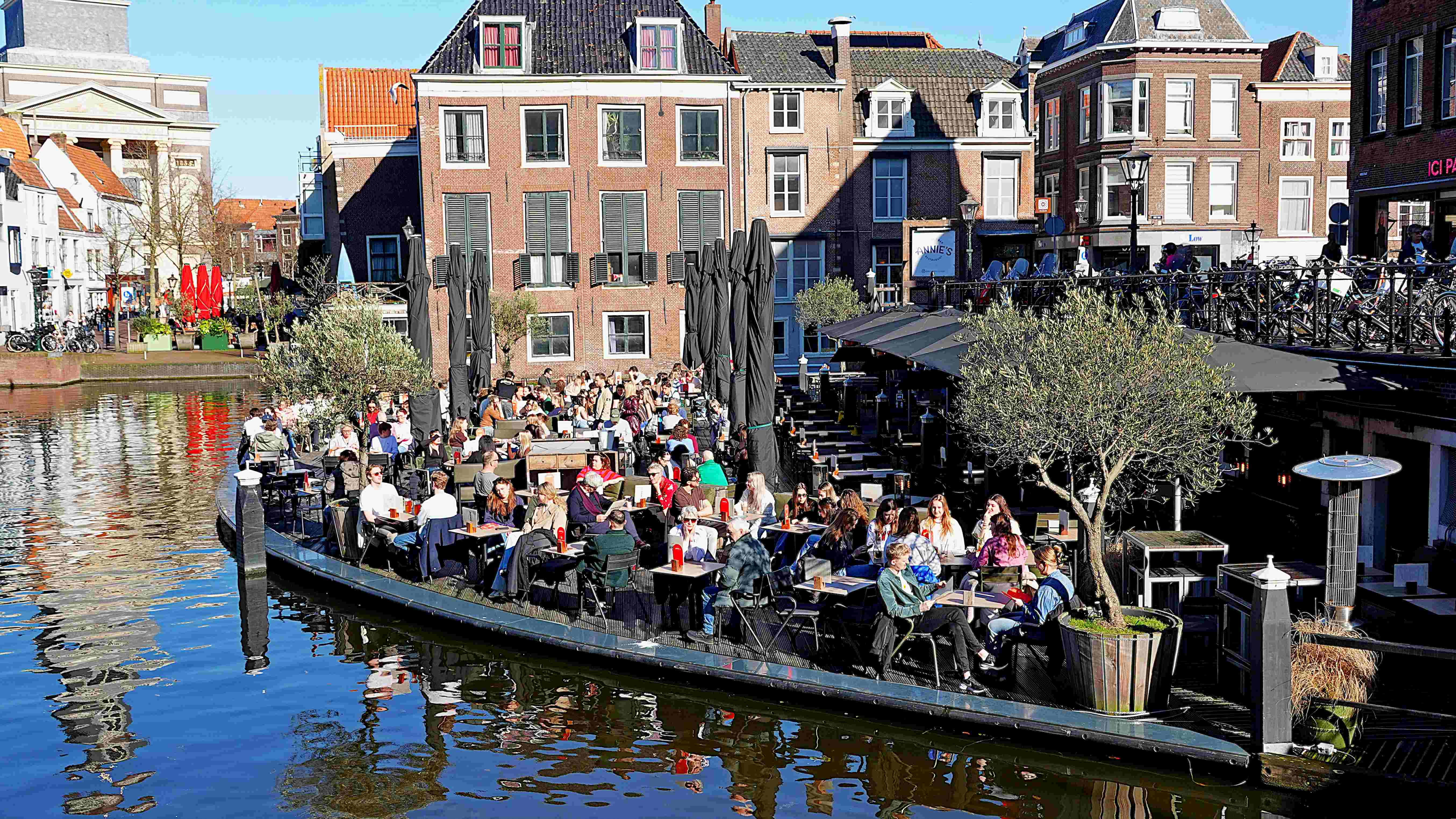 Alle plekjes in de zon zijn bezet. Foto: Ton Wesselius