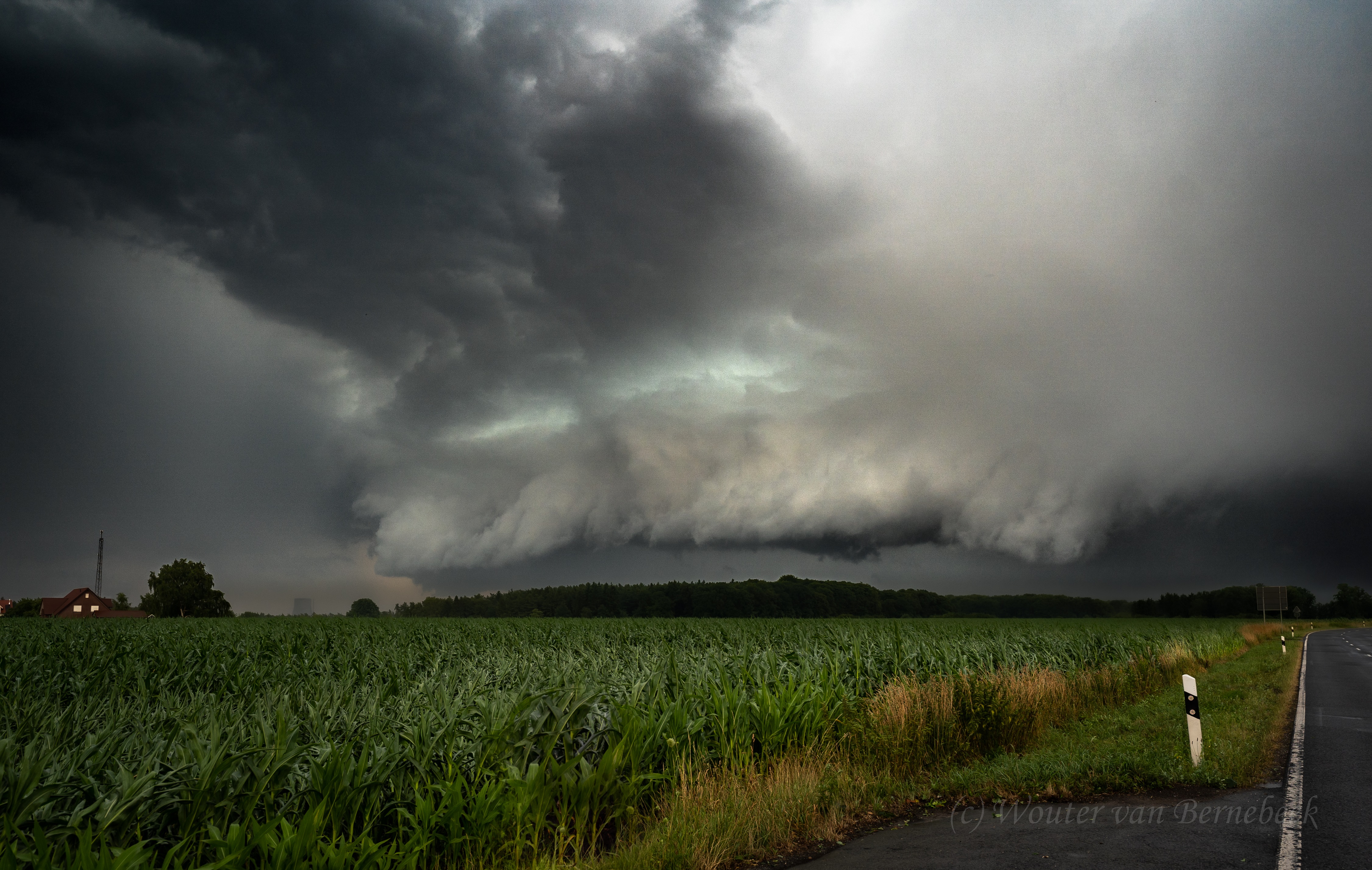 De hitte werd gisteren al verdreven en dat ging in het oosten samen met stevige onweersbuien. Foto: Wouter van Bernebeek. 