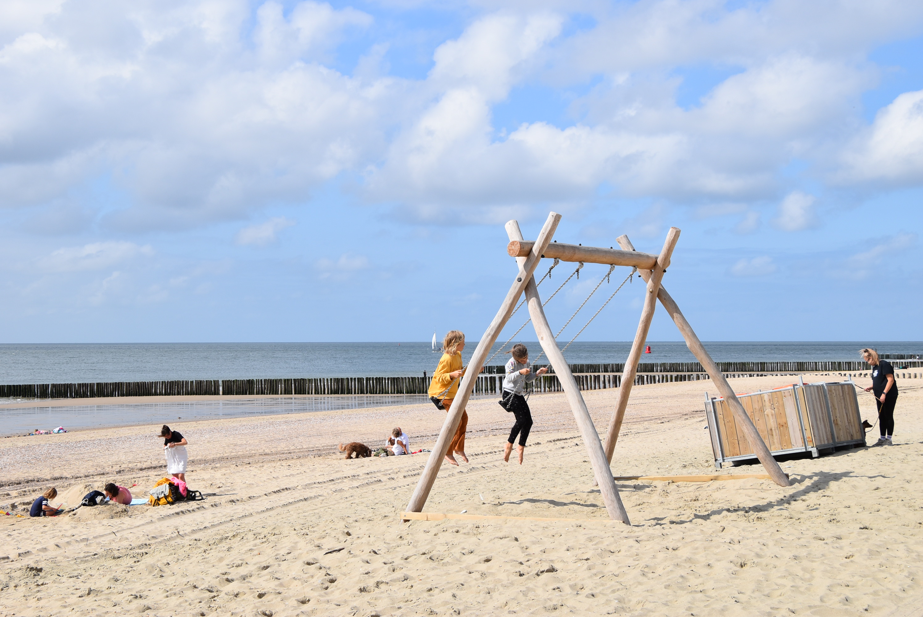 Kinderen schommelen op het strand. Foto: Anne-Marie van Iersel
