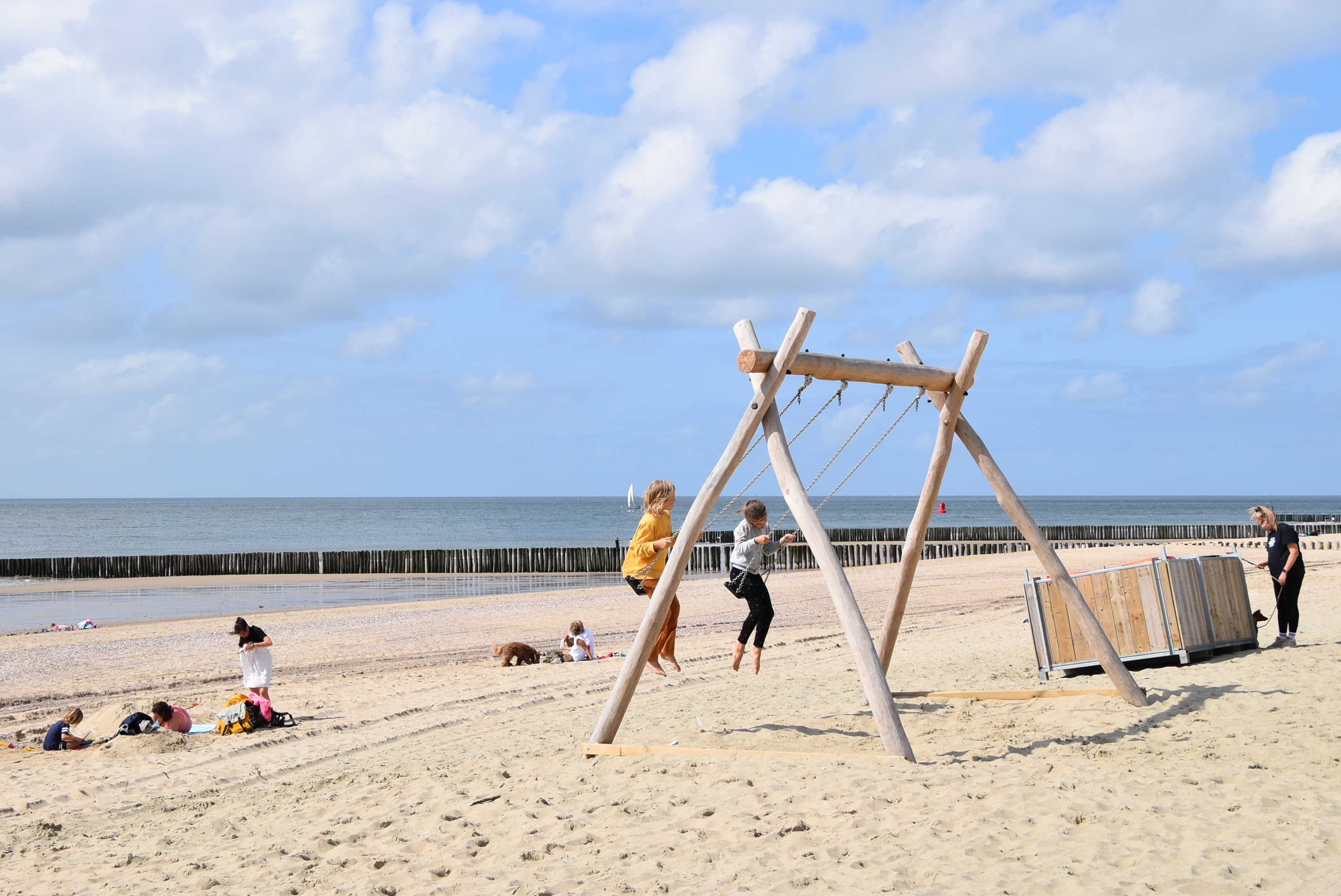 Kinderen schommelen op het strand. Foto: Anne-Marie van Iersel