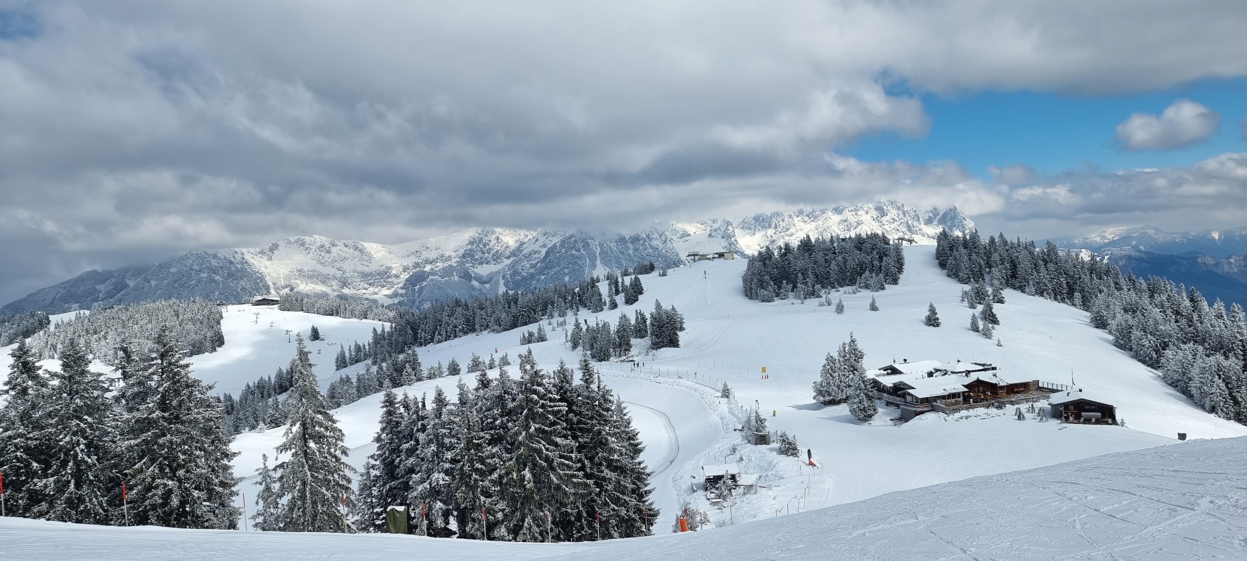 Hogerop is het nog perfect wintersportweer, zoals hier in Scheffau am Wilder Kaiser afgelopen dinsdag. Foto: Jeroen Elferink-Ruijsch