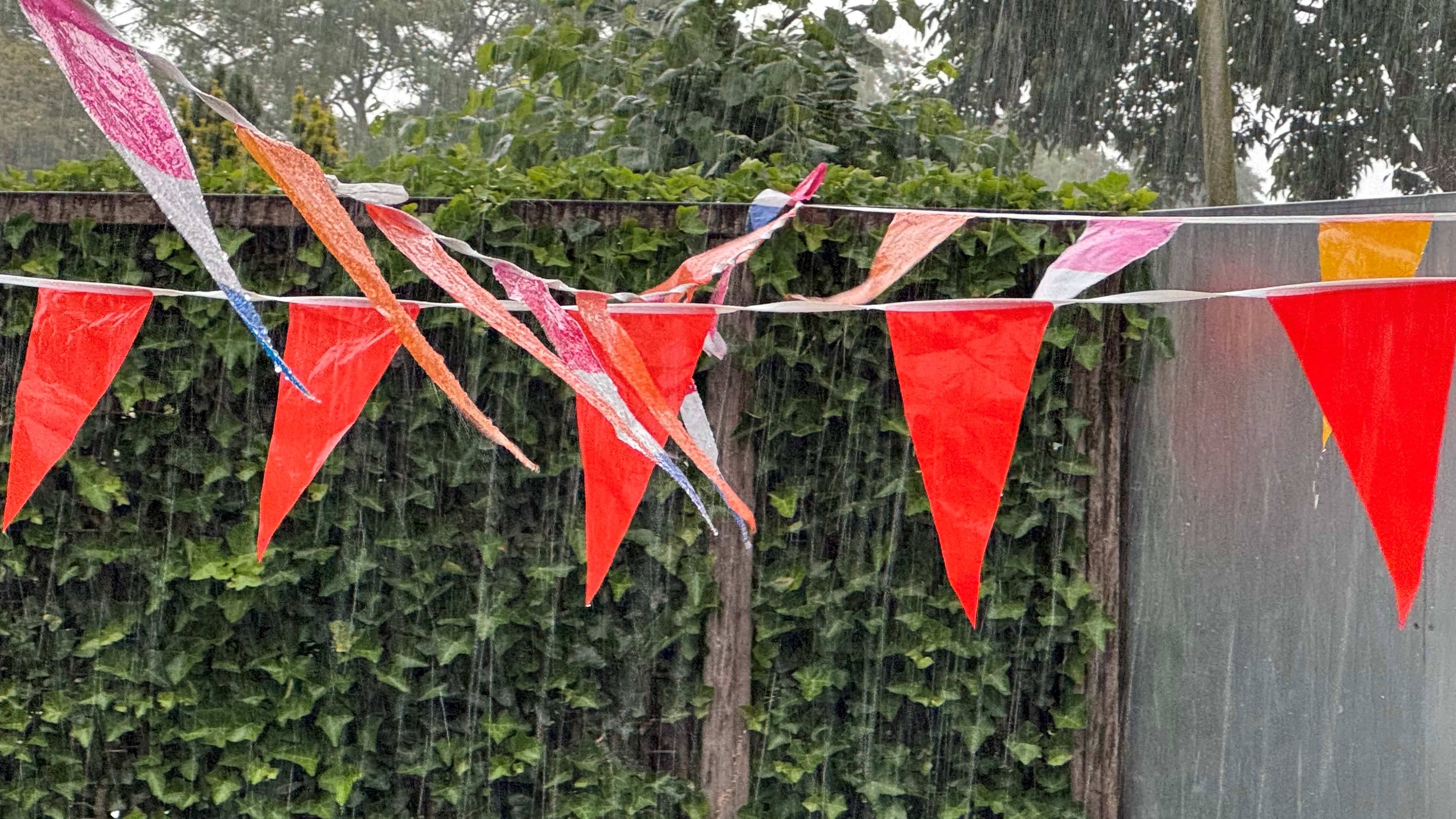 Met pech worden de oranje vlaggetjes natgeregend zaterdag. Foto: Jolanda Bakker