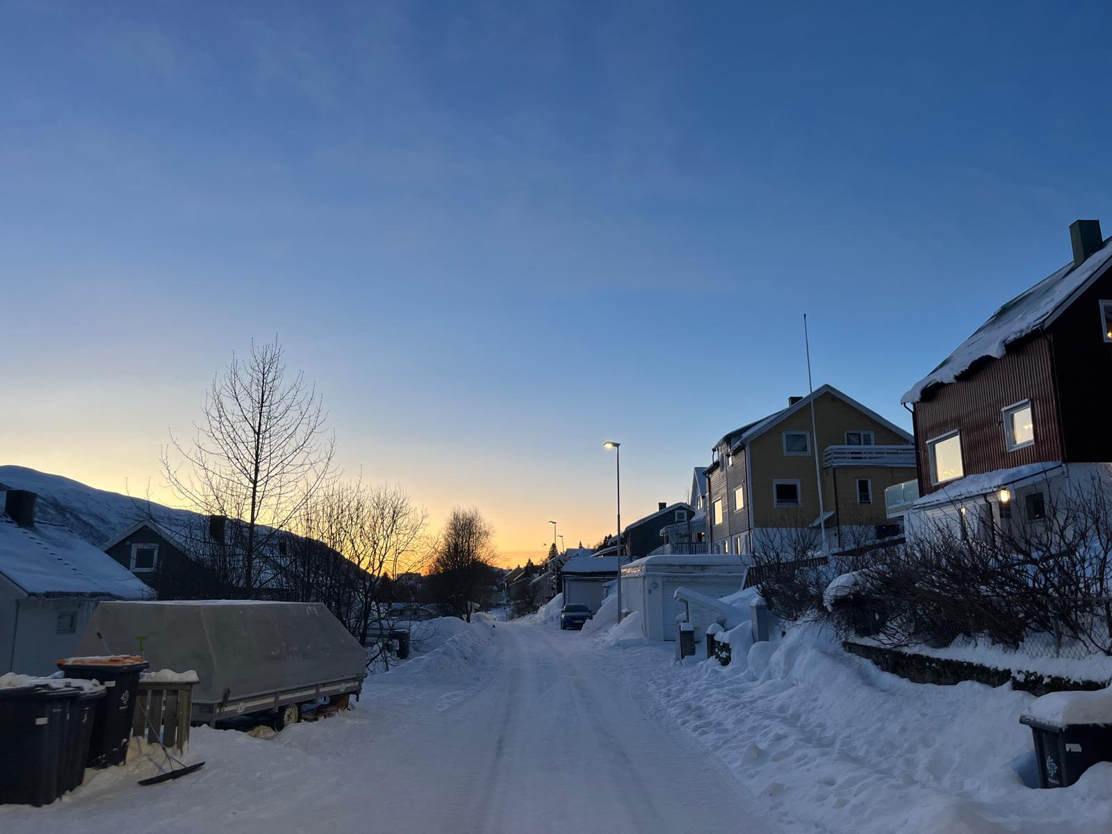 De zon komt op, maar toch ook weer niet. Tromso op 17 december 2024.