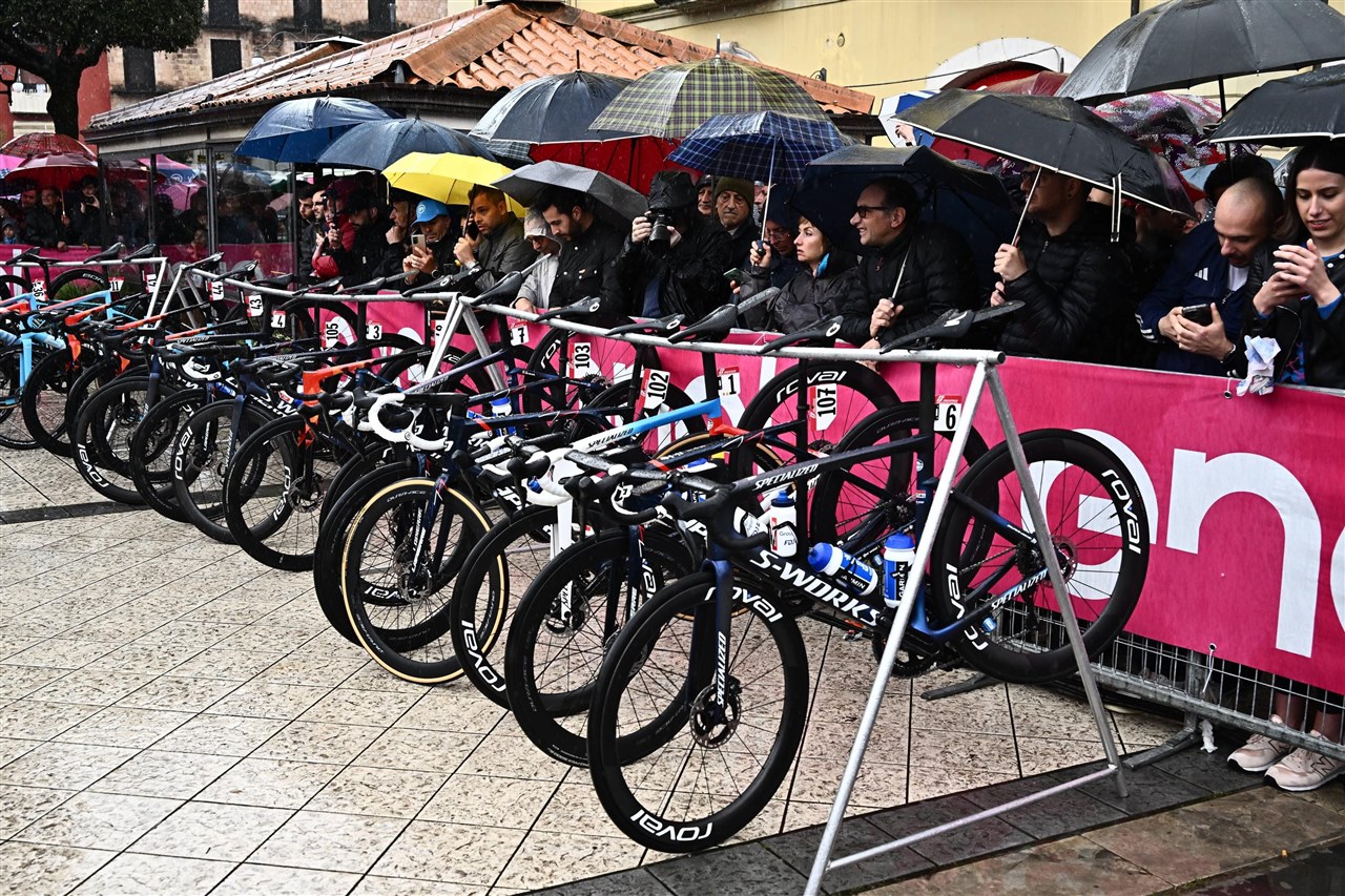 La tredicesima tappa del Giro d'Italia è stata ulteriormente accorciata a causa delle condizioni meteorologiche estreme