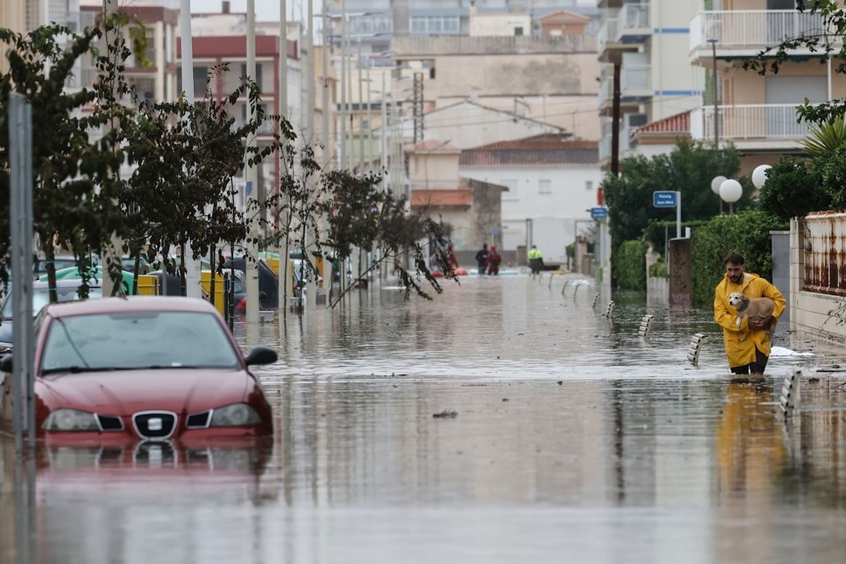 Straten stonden onder water na de doortocht van storm Adam in Guardama. Foto: ANP / EPA / Manuel Bruque
