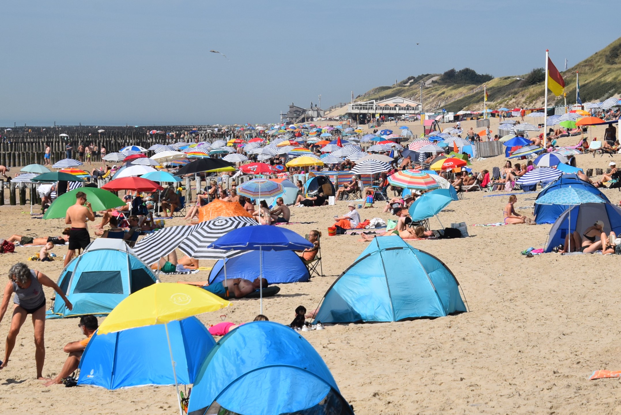 Een warme stranddag. Foto: Anne-Marie van Iersel