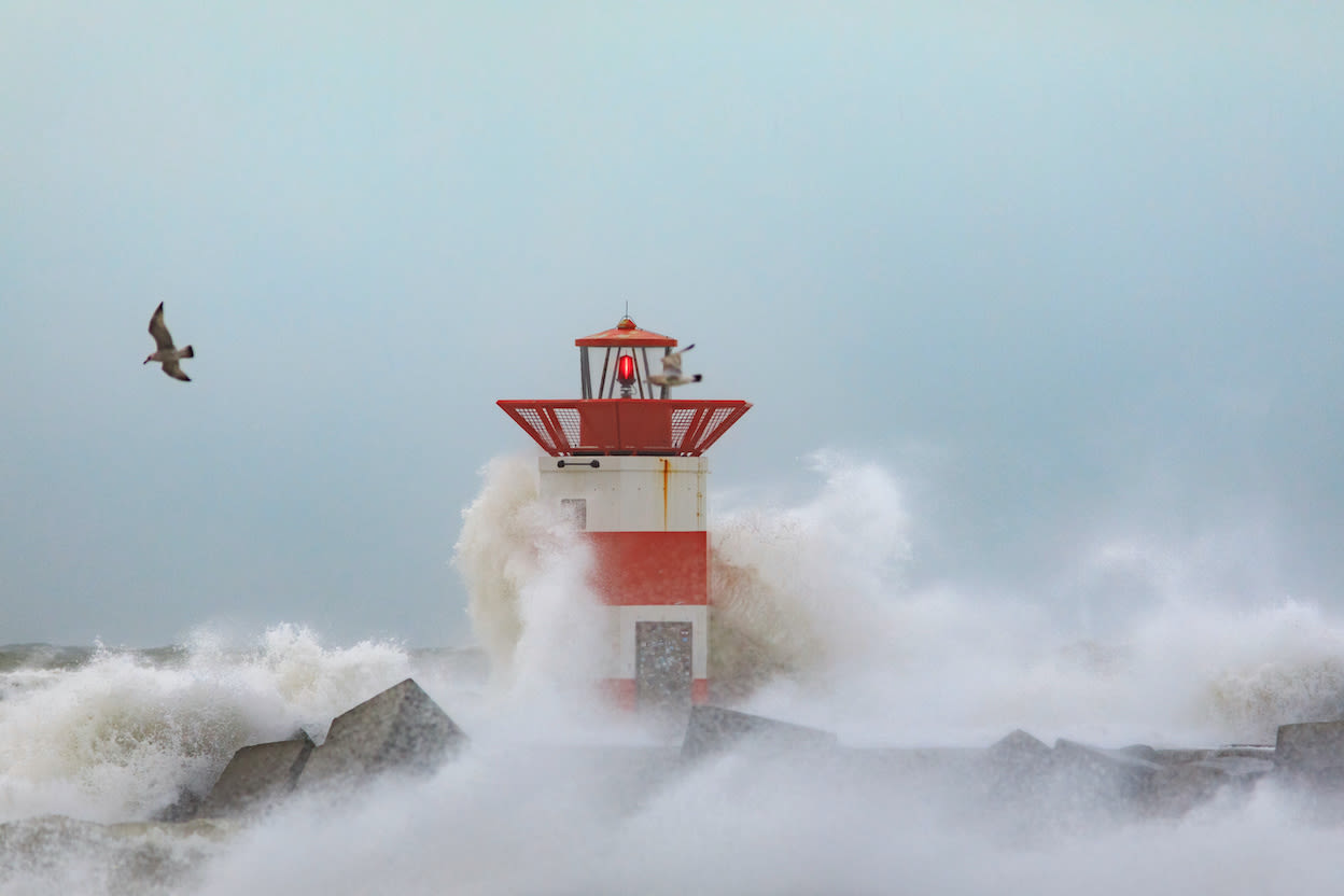 De harde wind zorgt voor hoge golven aan zee. Foto: Adobe Stock / GAPS photography