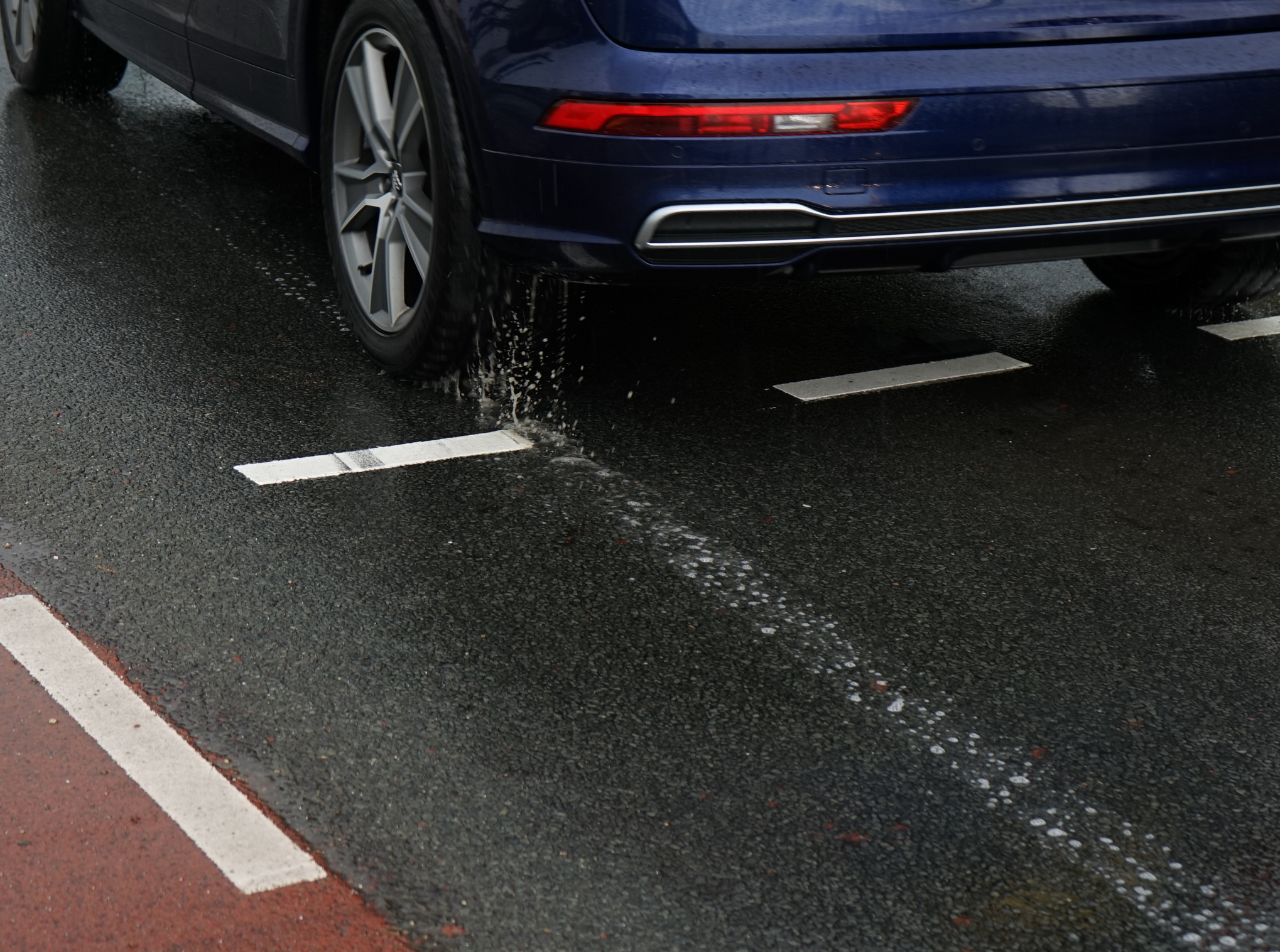 Schuimvorming op de weg door de eerste lichte regen! Foto: Joost Mooij
