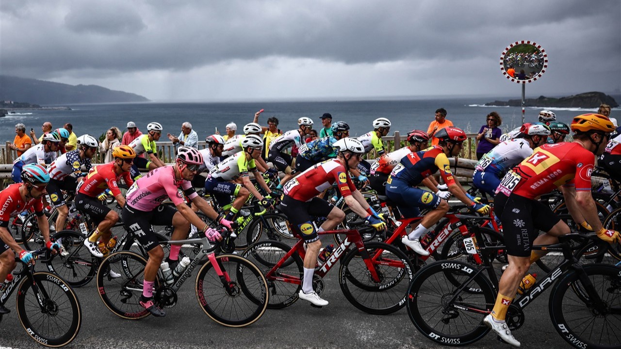 Wielrenners aan de Spaanse kust met dreigende lucht. Foto: Anne-Christine POUJOULAT / AFP / ANP
