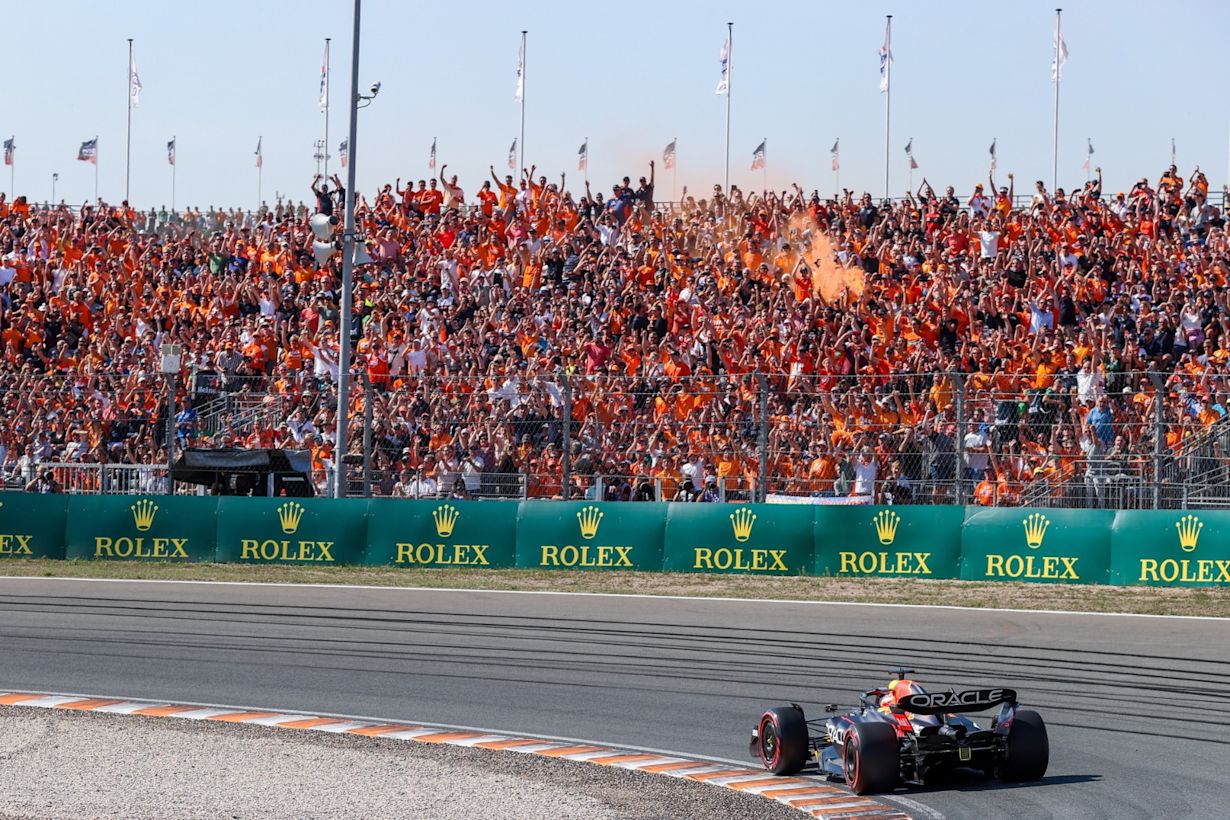 Max Verstappen voor een in oranje gehulde tribune tijdens de Grand Prix van Zandvoort. Foto: (Redbullcontentpool/Peter Fox/Getty Images)