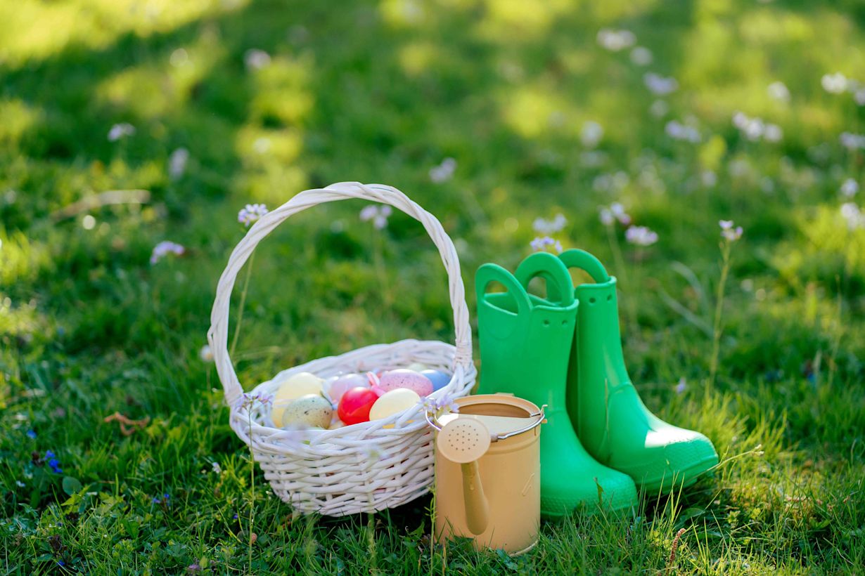 Paaseieren zoeken met kaplaarzen. Foto: Kristina89/Adobe Stock