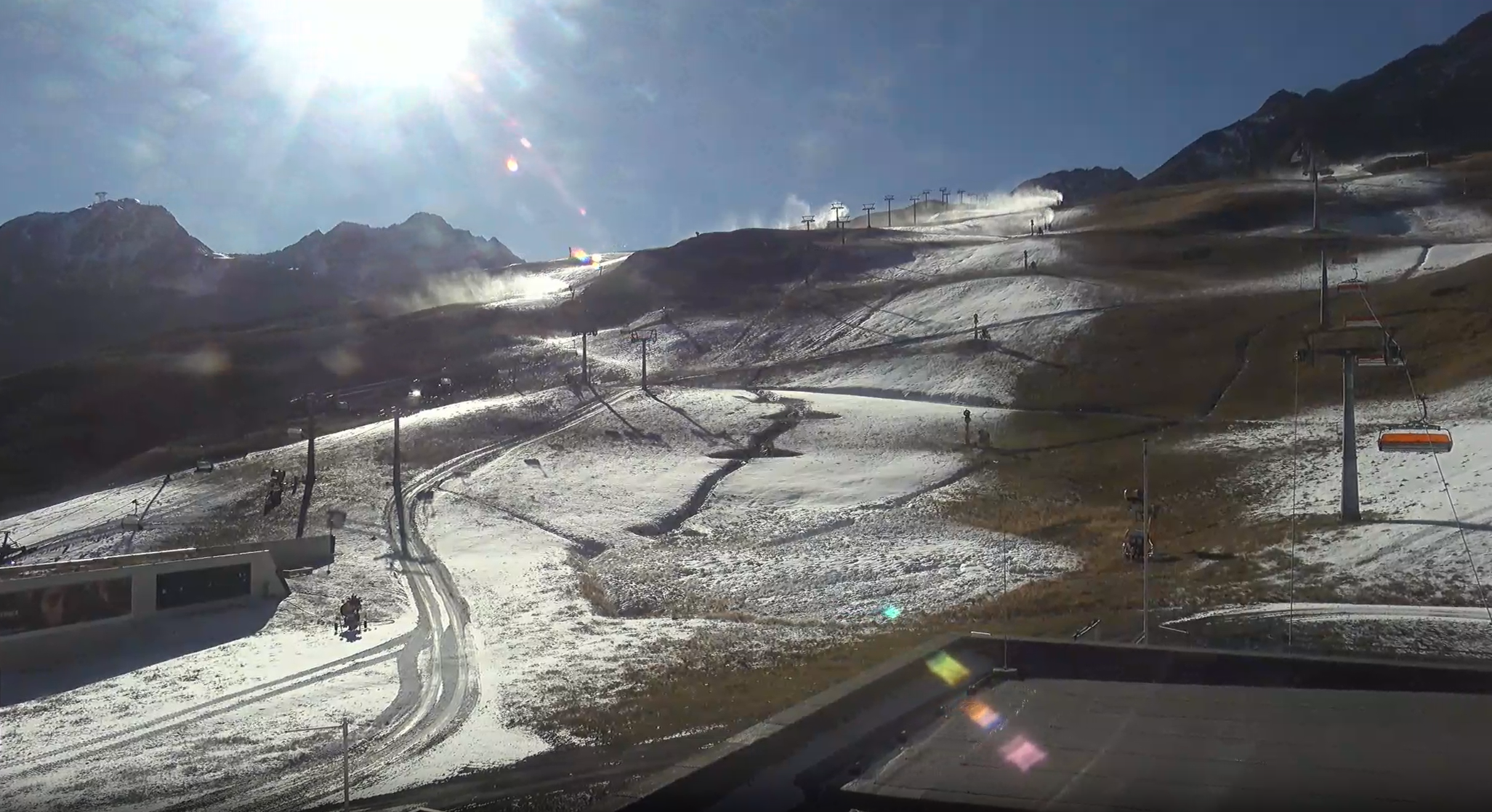 De sneeuwkanonnen staan aan in Sölden. Webcam staat op een hoogte van 2275 meter hoogte. Bron: Feratel