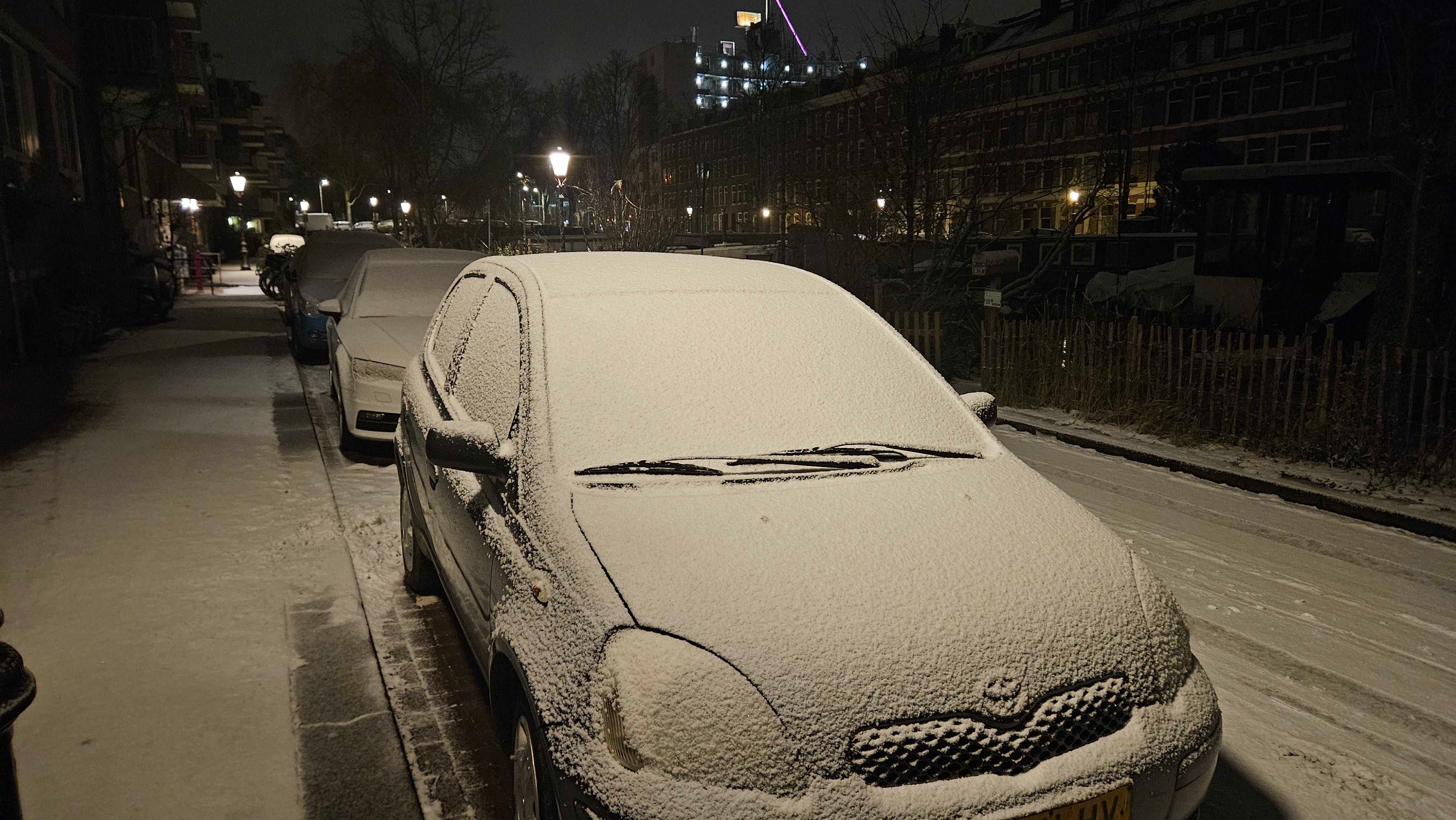 In Amsterdam is vannacht 1-2 cm gevallen. Foto: Matthijs van der Linden
