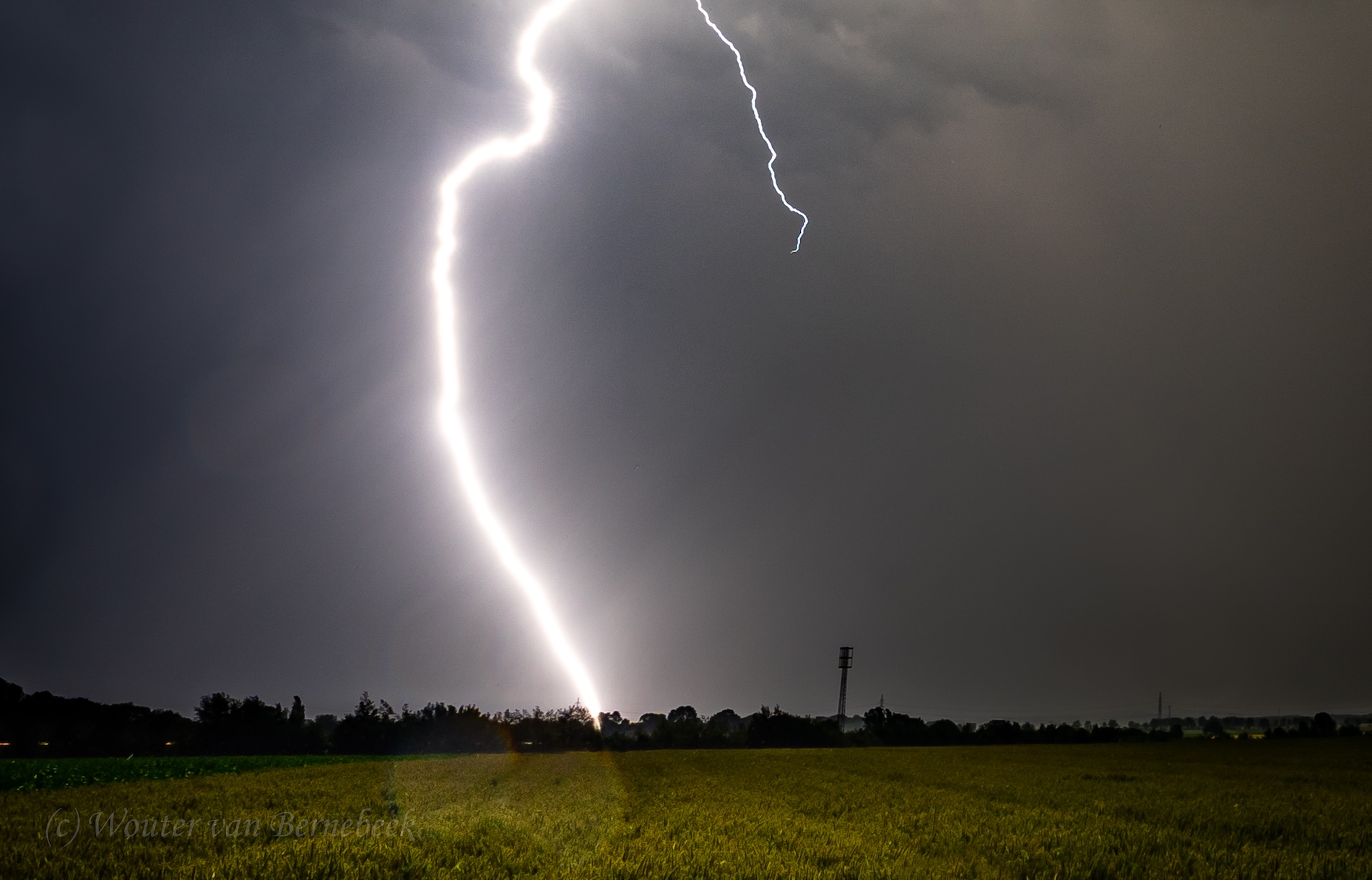 Fraaie foto's: afgelopen nacht lokaal weer flink onweer