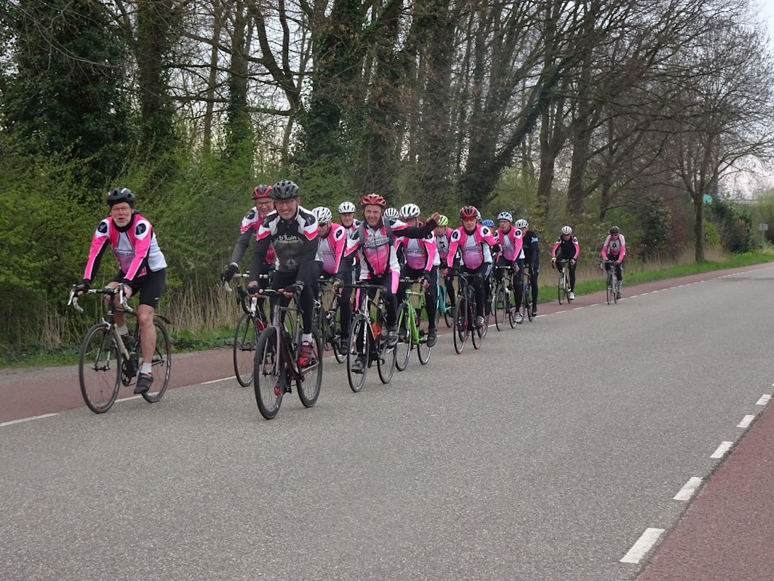Een groep wielrenners. Foto: Gerard van Vugt