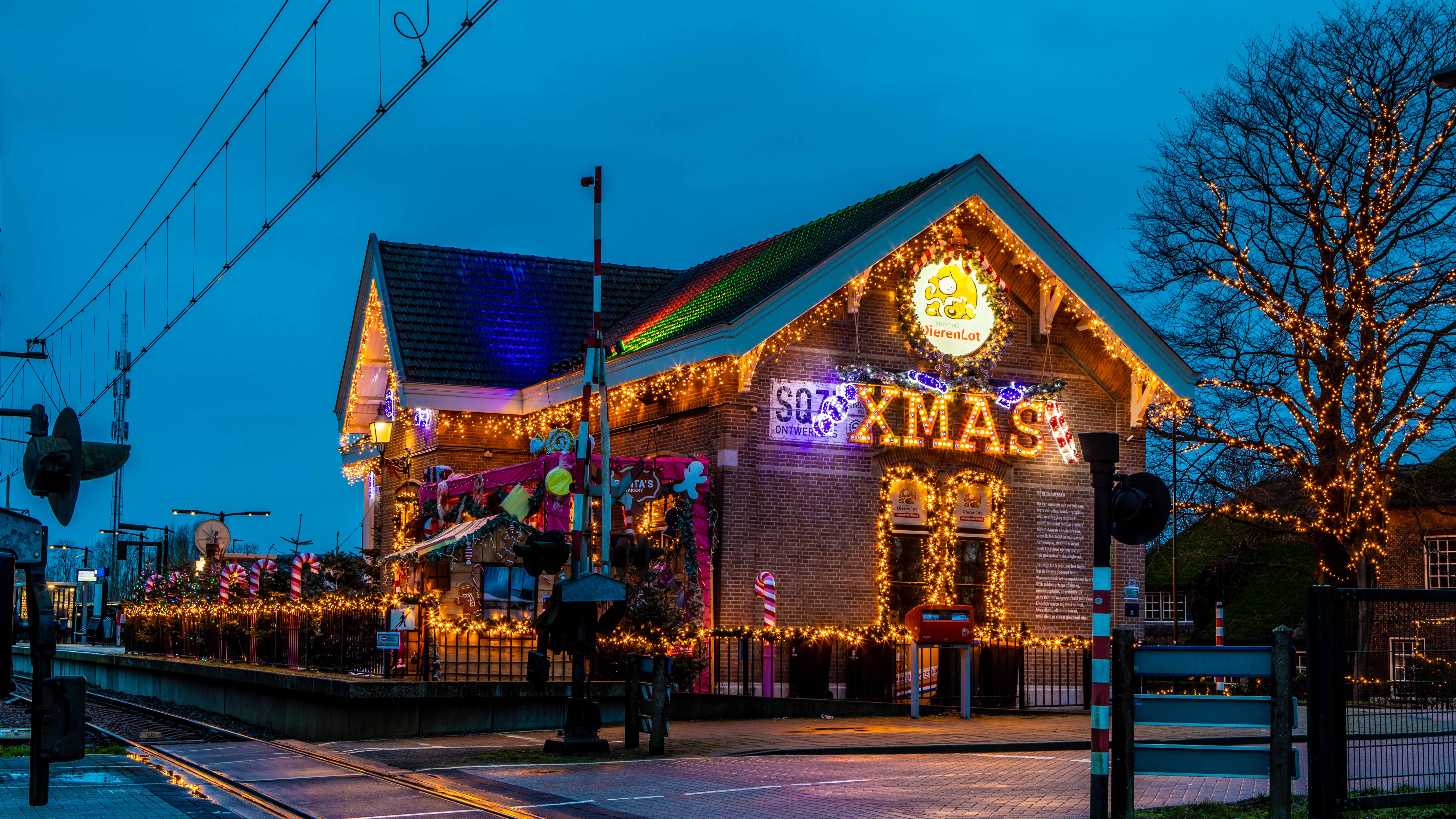 Station Arkel is al in volle kerstsferen. Foto: Ab Donker.