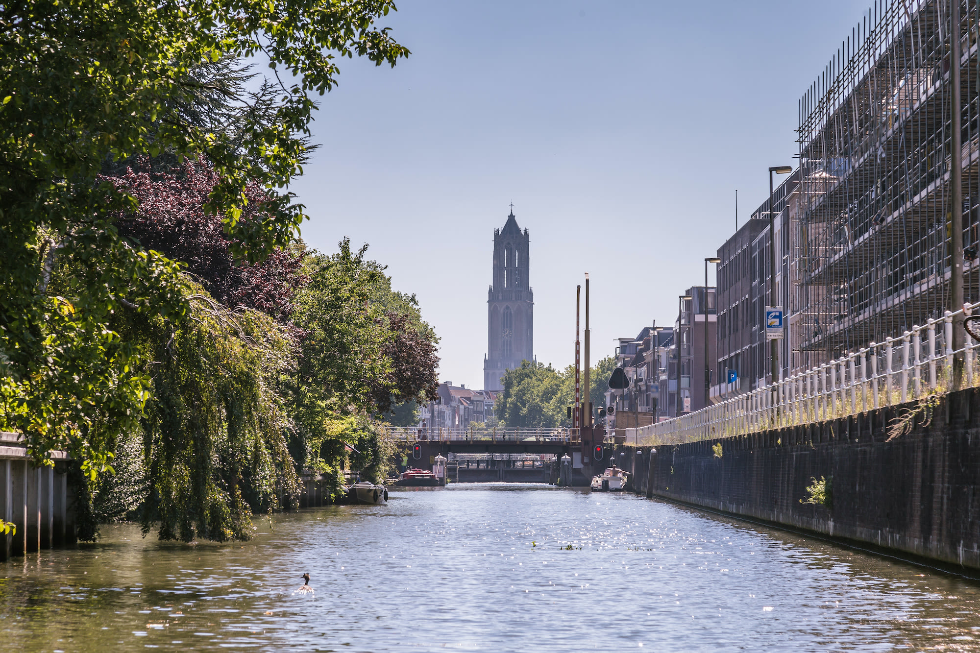 Gracht in Utrecht met zicht op de Dom op hete en zonnige dag in de zomer. Foto: Adobe Stock / HildaWeges.