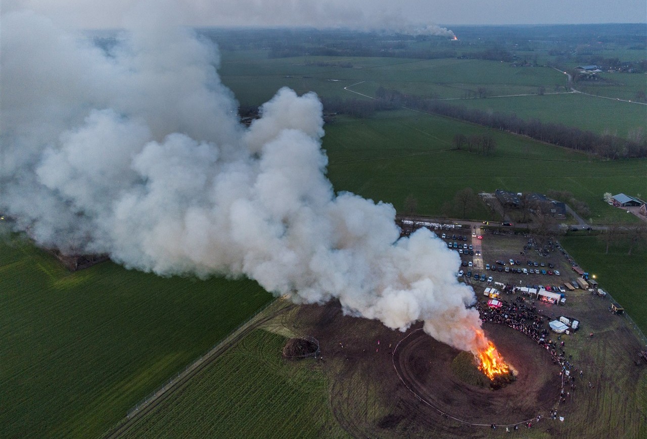 Paasvuur in Dijkerhoek, Rijssen-Holten. Foto: ANP / Vincent Jannink