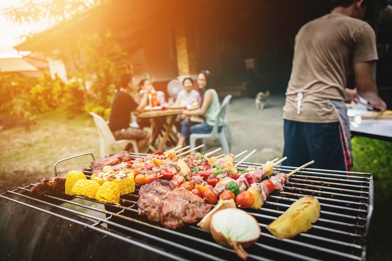 Barbecueën bij zonnig weer. Foto: Adobe Stock / makibestphoto