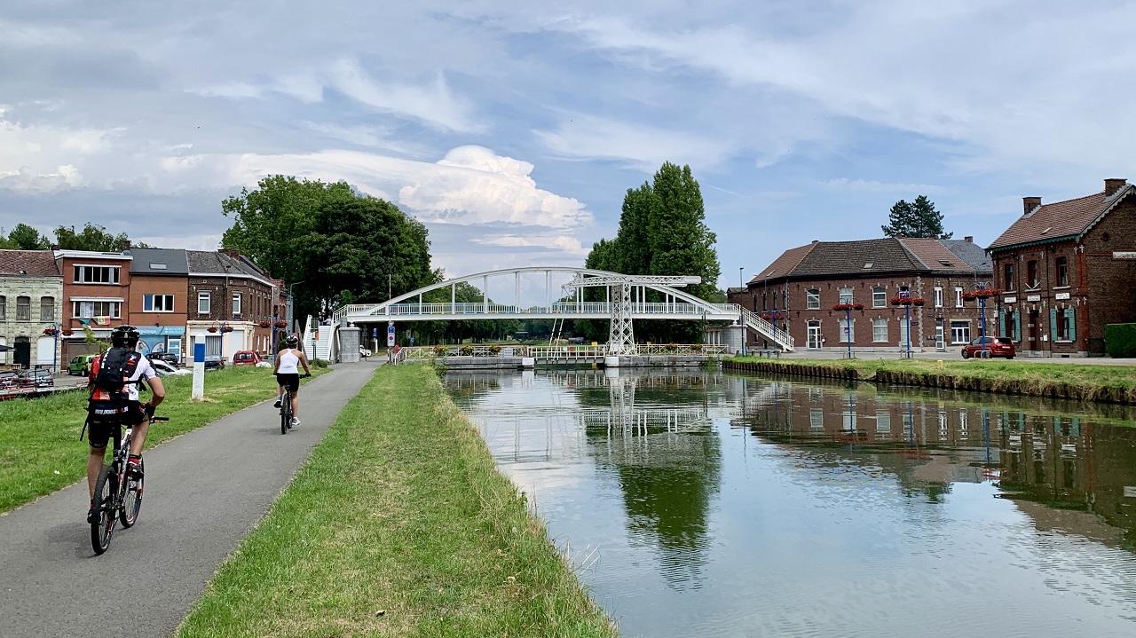 Fietsers op een warme dag met een onweersbui op de achtergrond. Foto: Yannick Damen