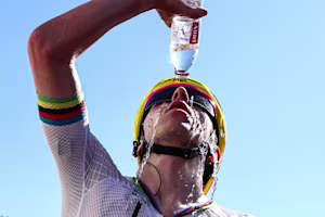 Wielrenners krijgen om hitte meer opties om te drinken in Tour