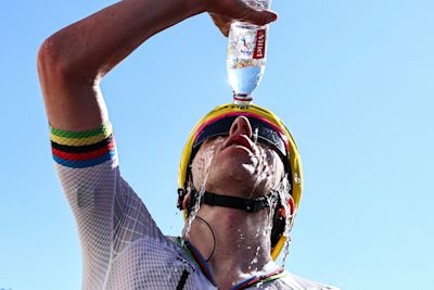 Wielrenners krijgen om hitte meer opties om te drinken in Tour