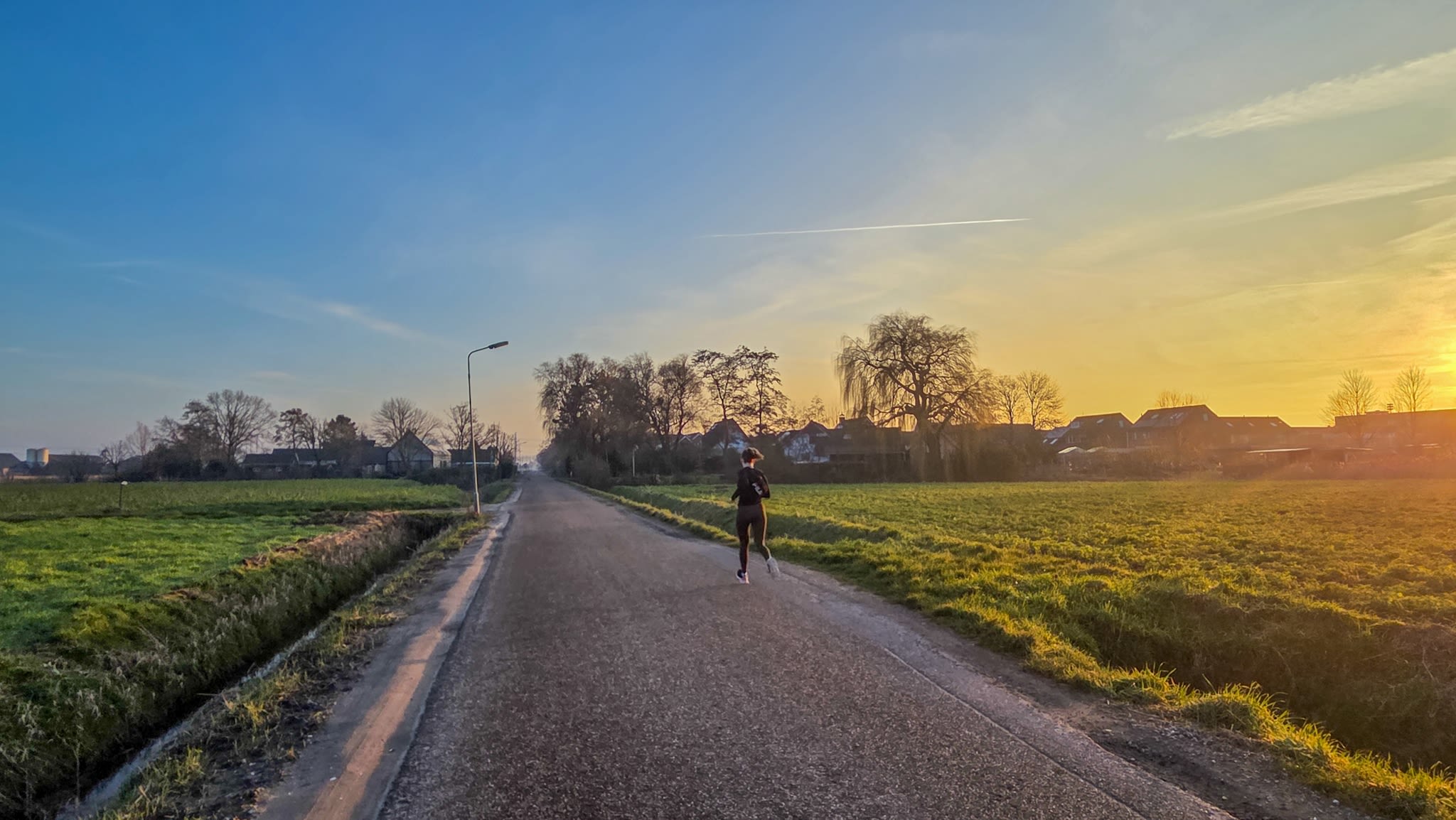Nog snel een rondje hardlopen voor de zon ondergaat en het flink afkoelt. Foto: Astrid Wiessner Hoog