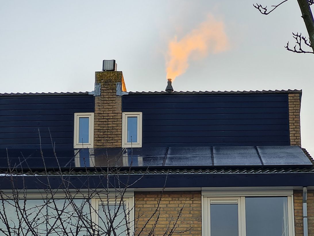 Waterdamp van de brandende kachel en zonnepanelen. Foto: Marianne de Blauw - Ganzevles