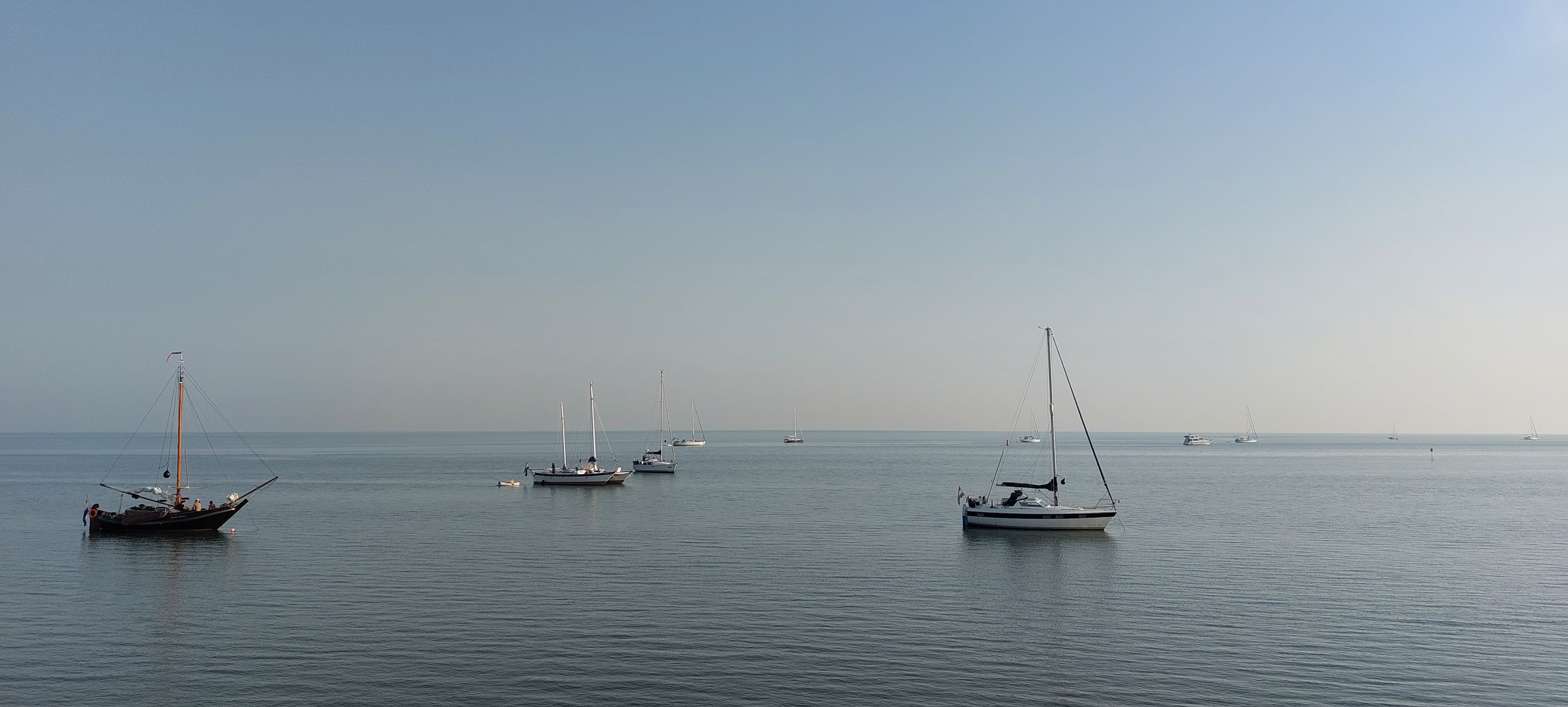 Zeilboten op de Waddenzee ten oosten van Vlieland. Foto: Arnout Bolt