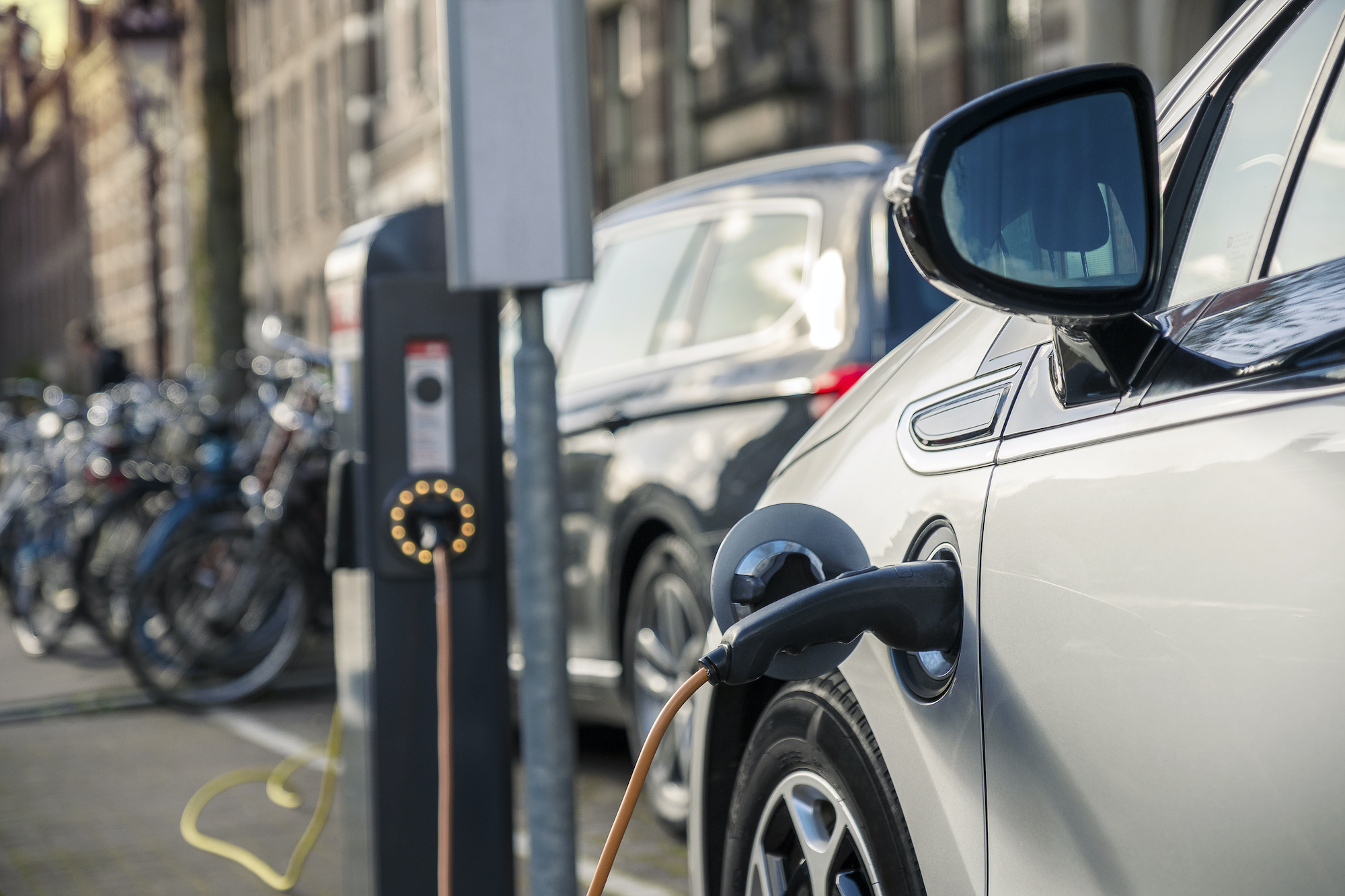 Elektrische auto aan laadpaal in Amsterdam
