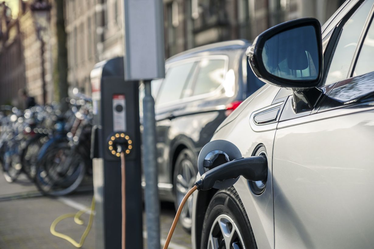 Elektrische auto aan laadpaal in Amsterdam