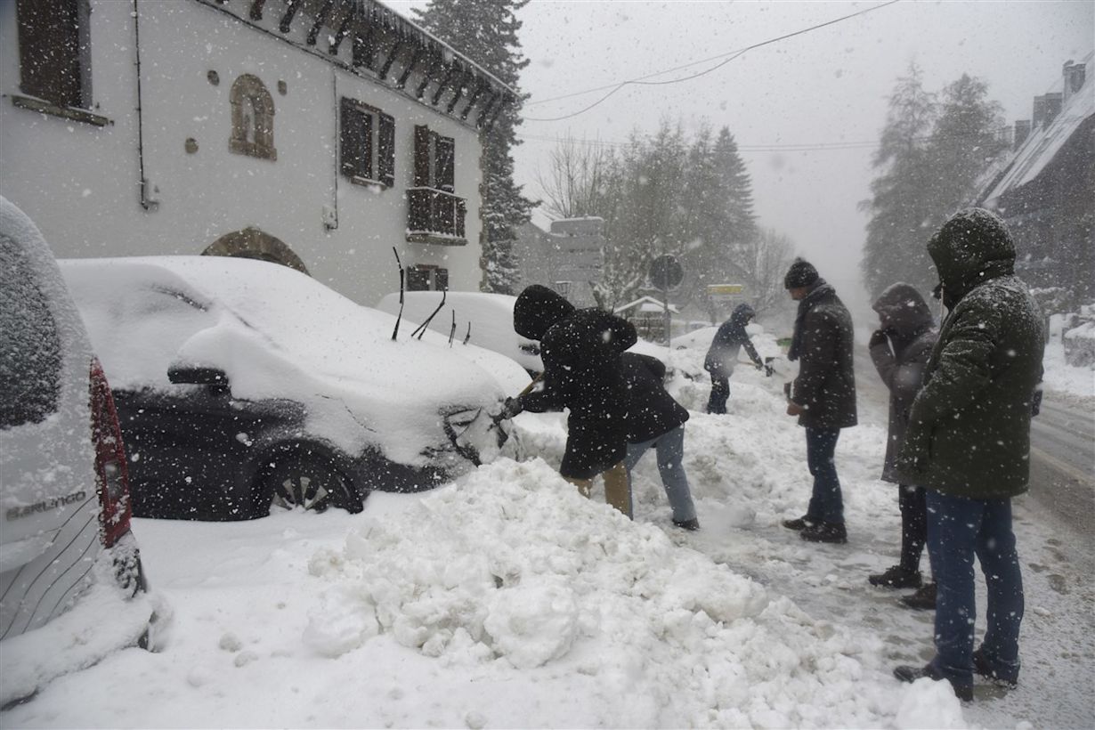 Zware sneeuwval in het noorden van Spanje. Foto: ANP/EPA/JAVIER BLASCO
