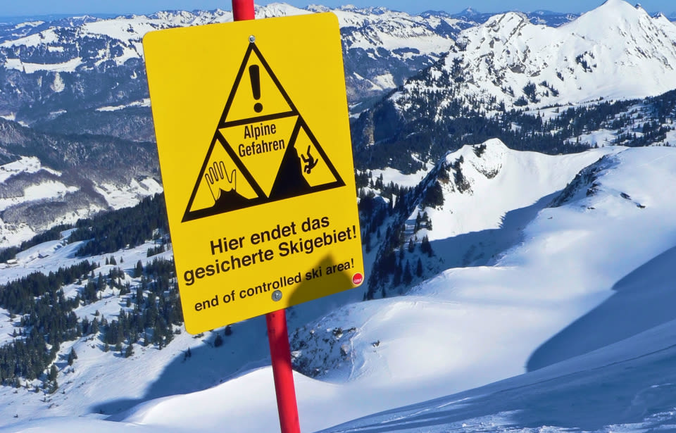 Wegwijsbord op de piste. Foto: Adobe stock / SusaZoom