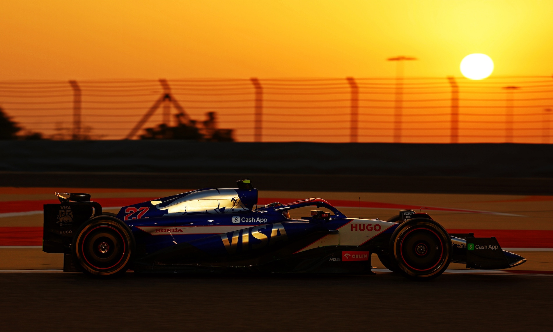 Yuki Tsunoda op het Bahrain International Circuit, februari 2024. Foto via redpullcontentpool.com / Mark Thompson/Getty Images
