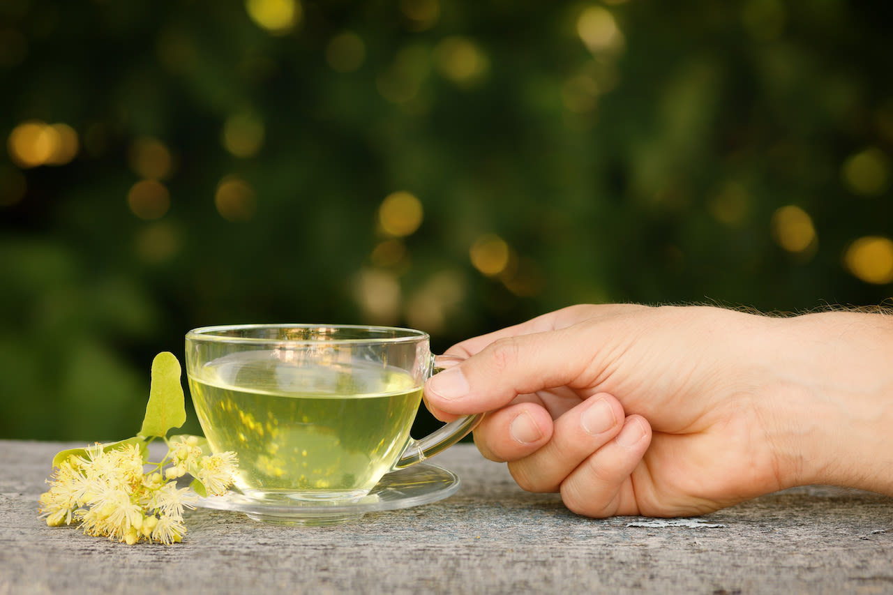 Door het drinken van hete thee stijgt je kerntemperatuur. Foto: Adobe Stock / pavlofox
