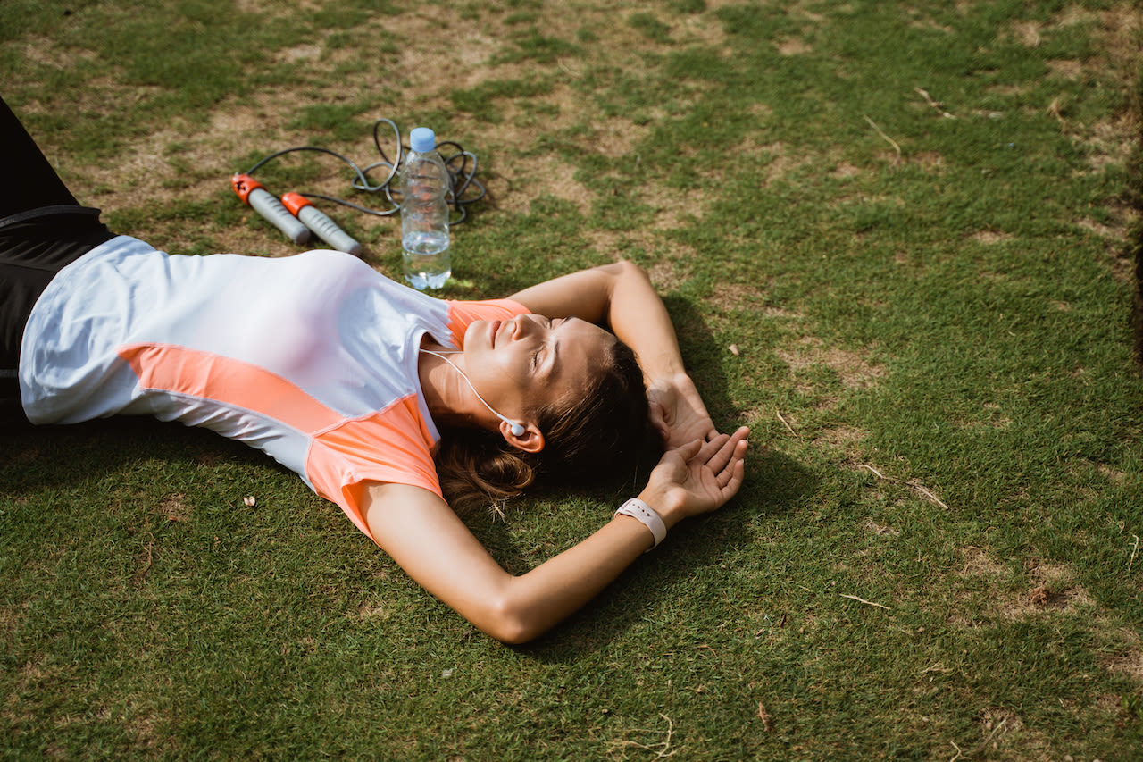 Sporten en andere zware fysieke activiteiten vergroten de kans op een zonnesteek. Foto: Adobe Stock / Odua Images