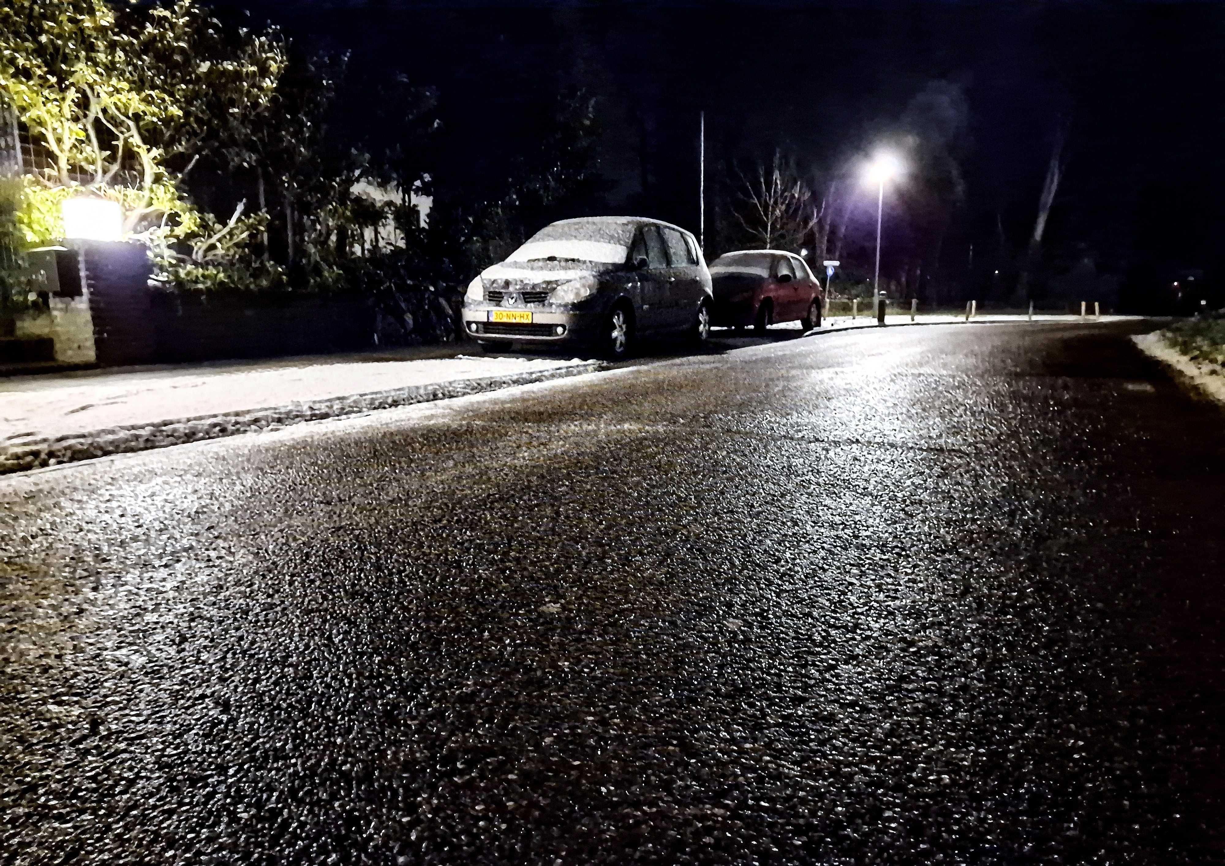 Vooral op binnen wegen kan het plaatselijk spek glad zijn. (Foto: Wouter van Bernebeek)