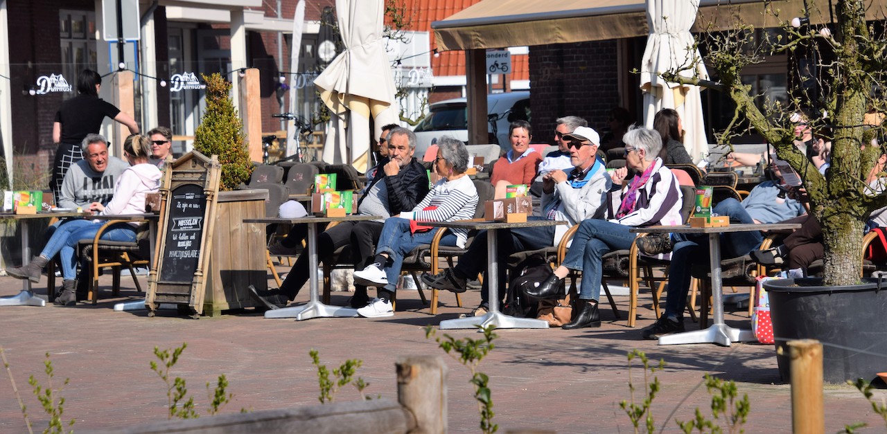 In de zon op het terras. Foto: Anne-Marie van Iersel