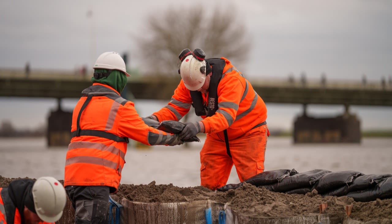 Er viel zoveel regen dat er langs de IJssel in Deventer zandzakken geplaatst moesten worden. Foto: Frank.