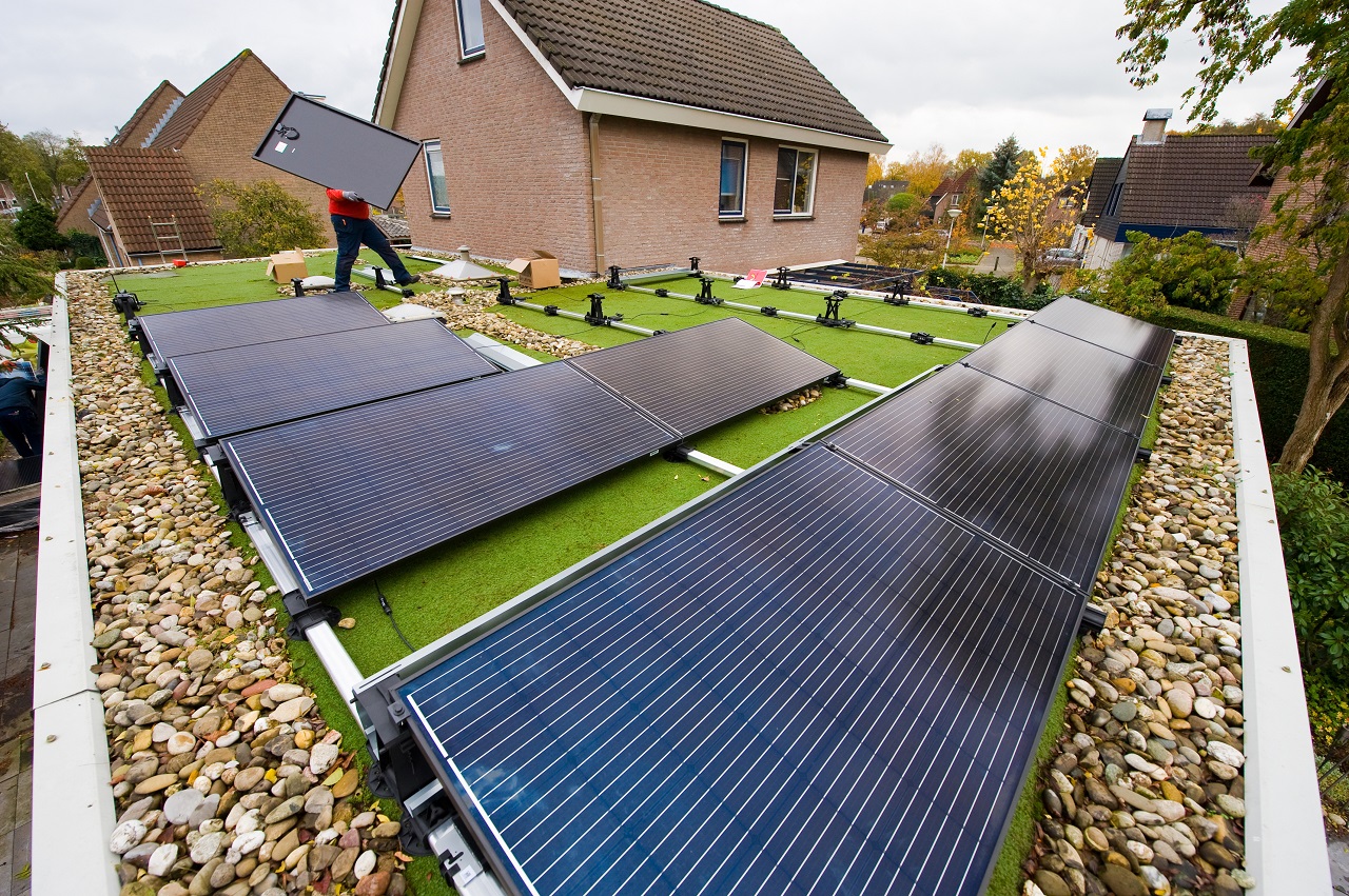 Er worden steeds meer zonnepanelen gelegd. Foto: Adobestock Robert Hoetink