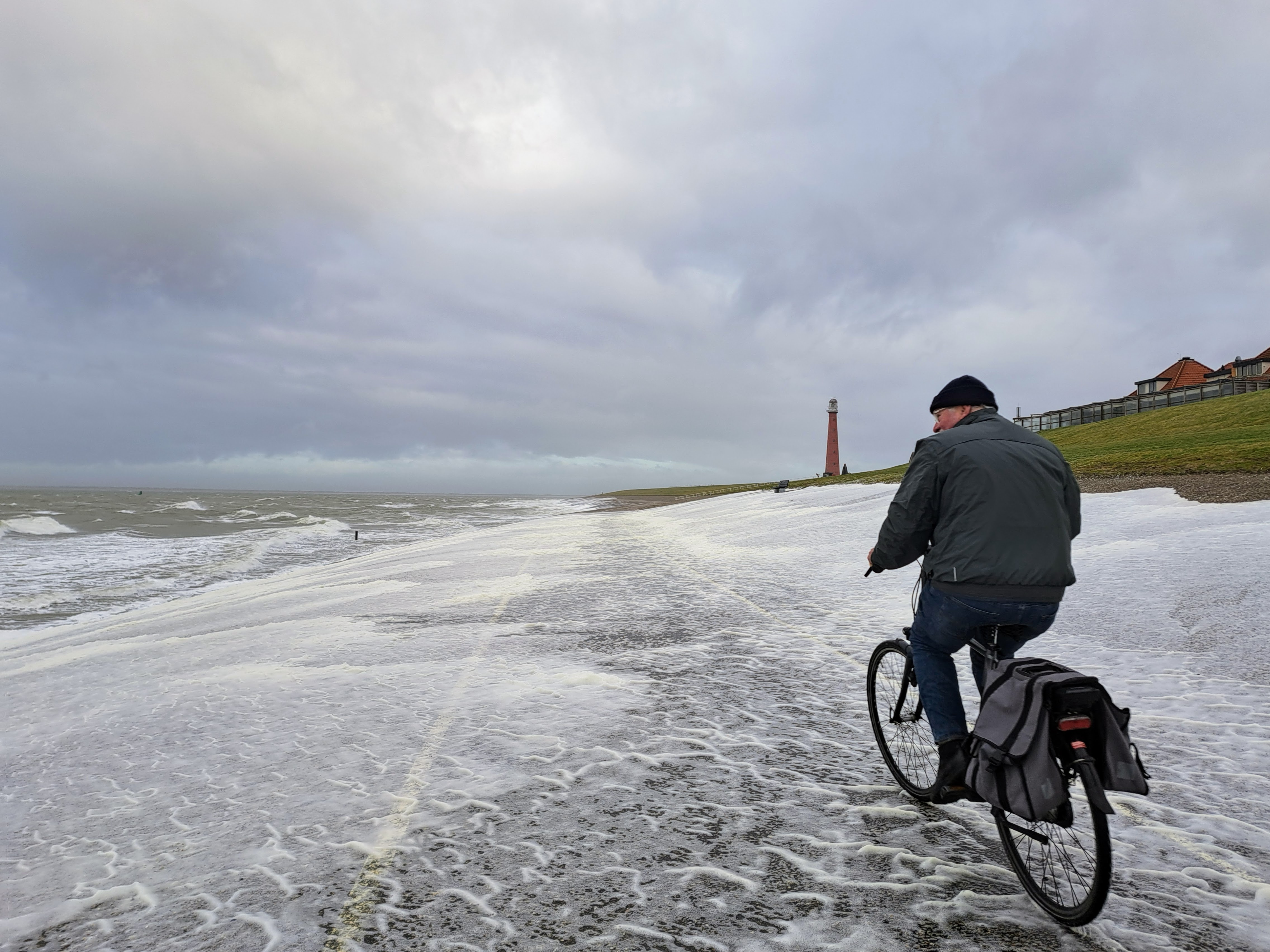 Fietser op een dijk bij stormachtig weer. Foto: Nel van Es