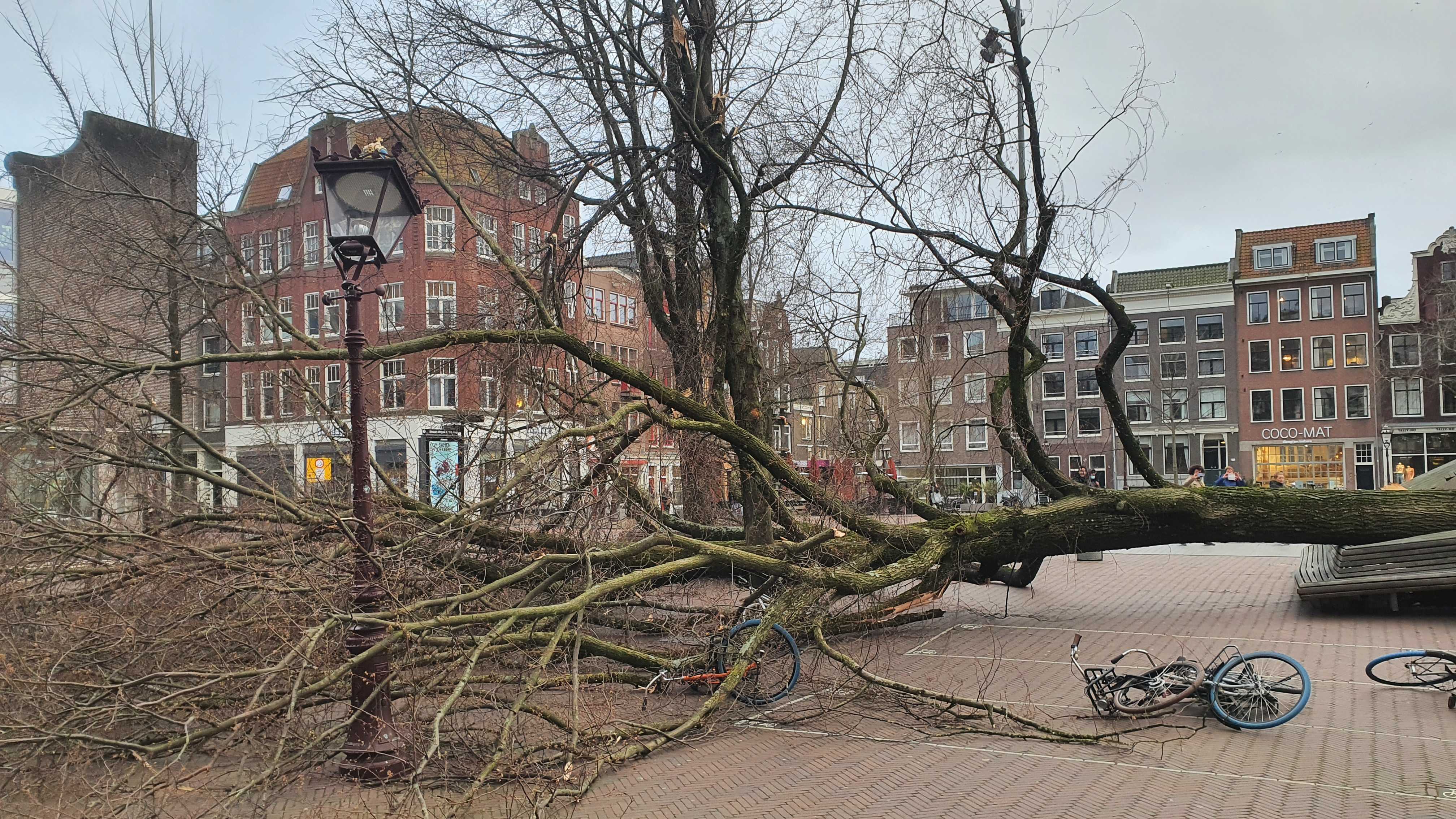 Stormschade op het Haarlemmerplein in Amsterdam. Foto: Matthijs van der Linden