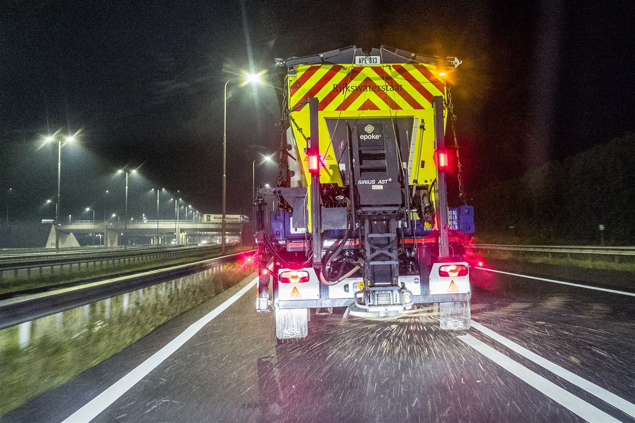 Strooiwagens de weg op. Foto: ANP / Vincent Jannink.