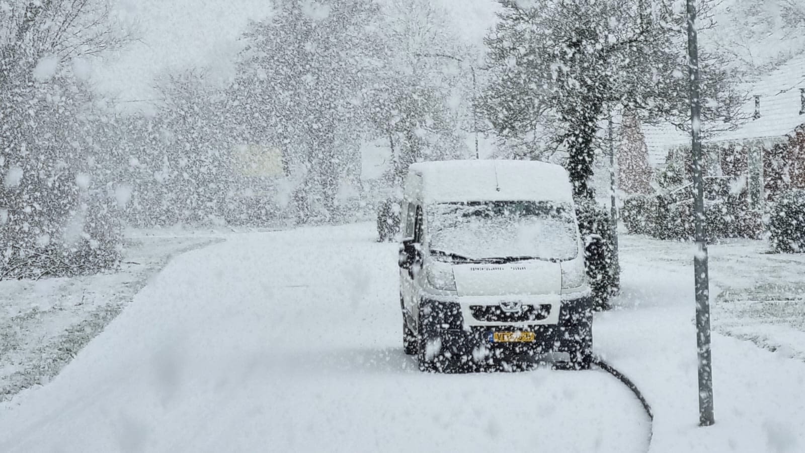 Sneeuw in het Groningse Roodeschool. Foto: Jannes Wiersema.